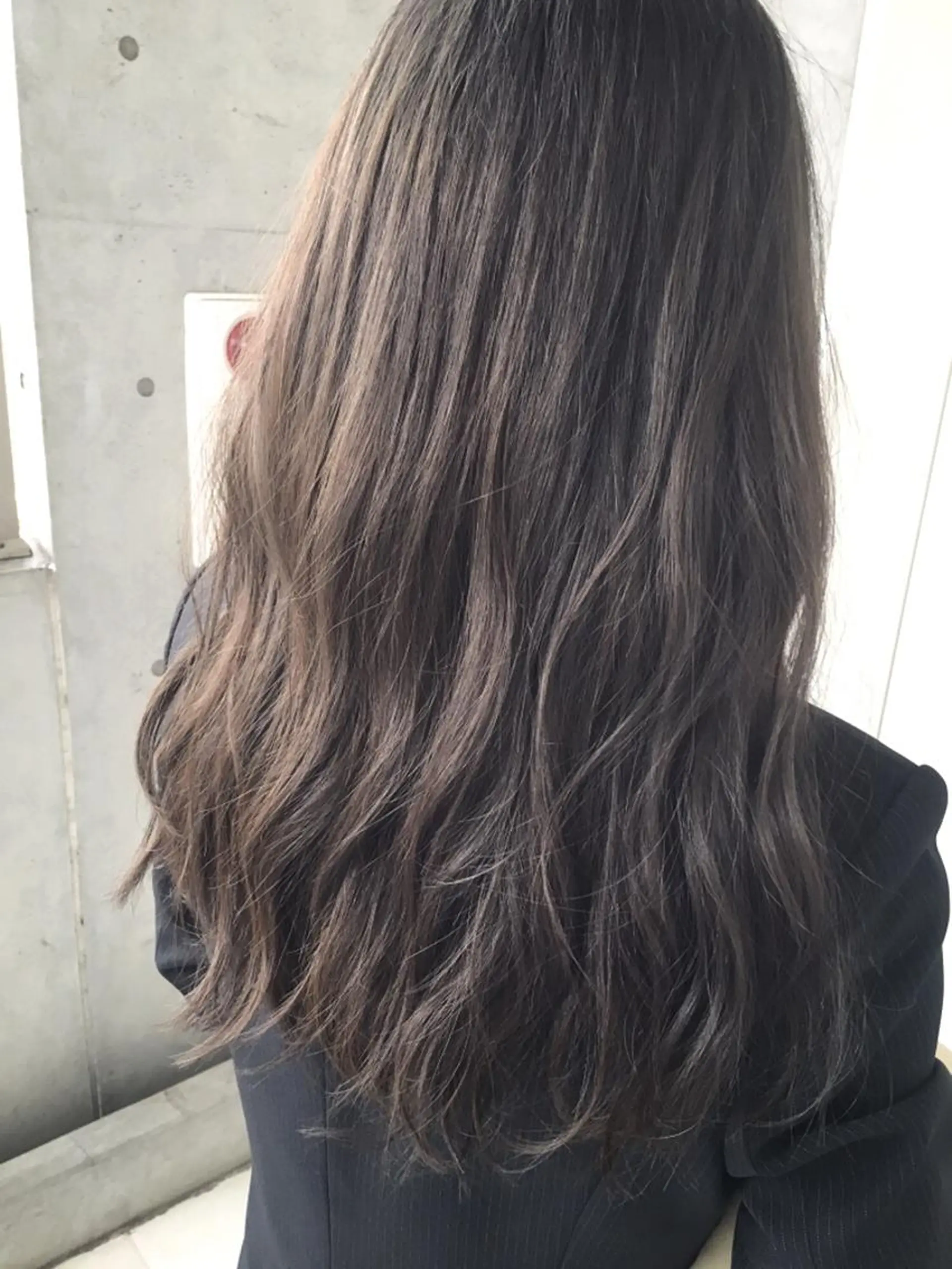 ロング カラー パーマ 黒髪 ブリーチ 透明感カラー グレージュ ハイトーンカラー 代表 中島貴志のヘアスタイル