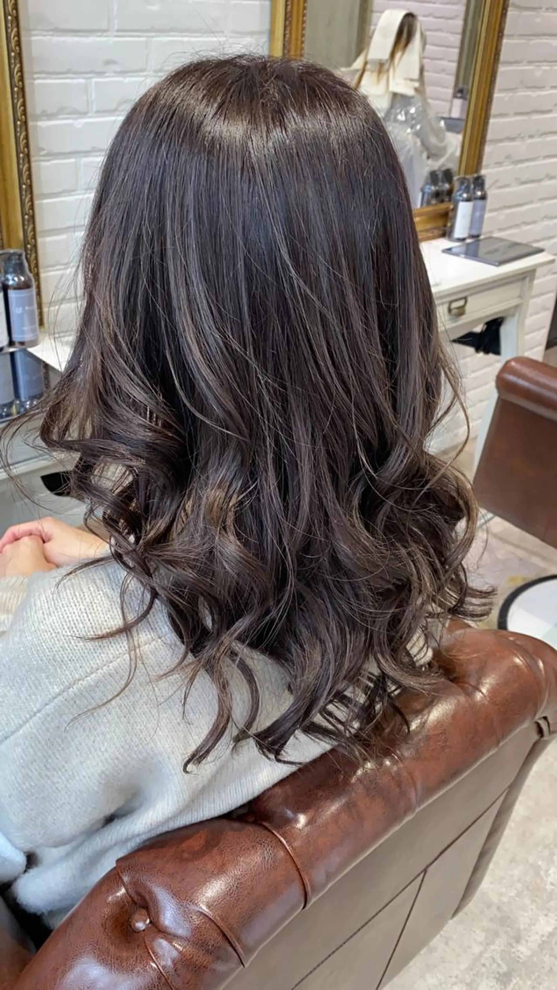 セミロング カラー グレージュ ハイライトカラー ラベンダーカラー ラベンダーグレージュ ラベンダーグレー Renatus店長 金子裕美のヘアスタイル