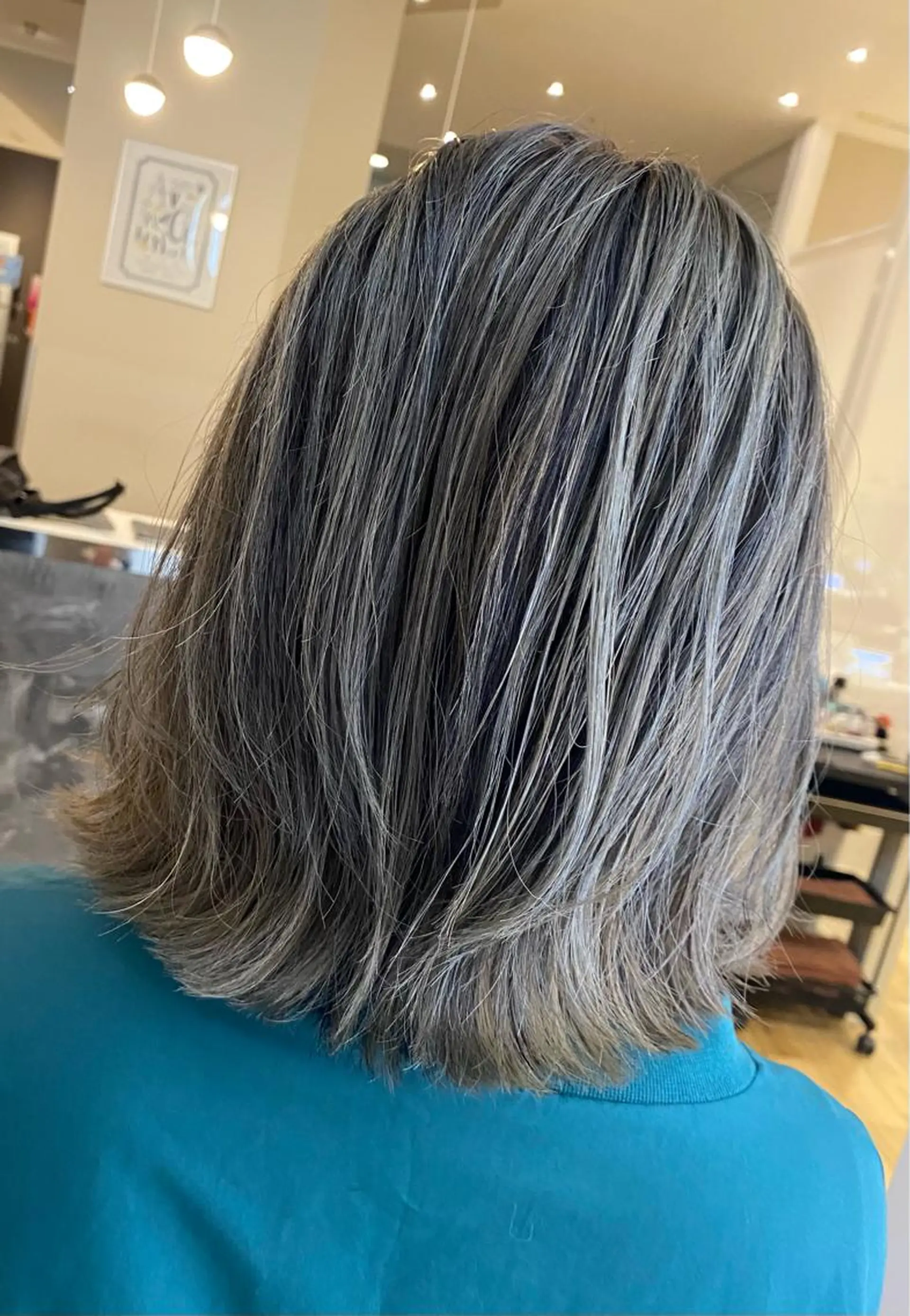 ミディアム カラー バレイヤージュ グレージュ レイヤーカット AVANCE京橋所属・ハイトーンヘア/ 島崎　タクミのヘアスタイル