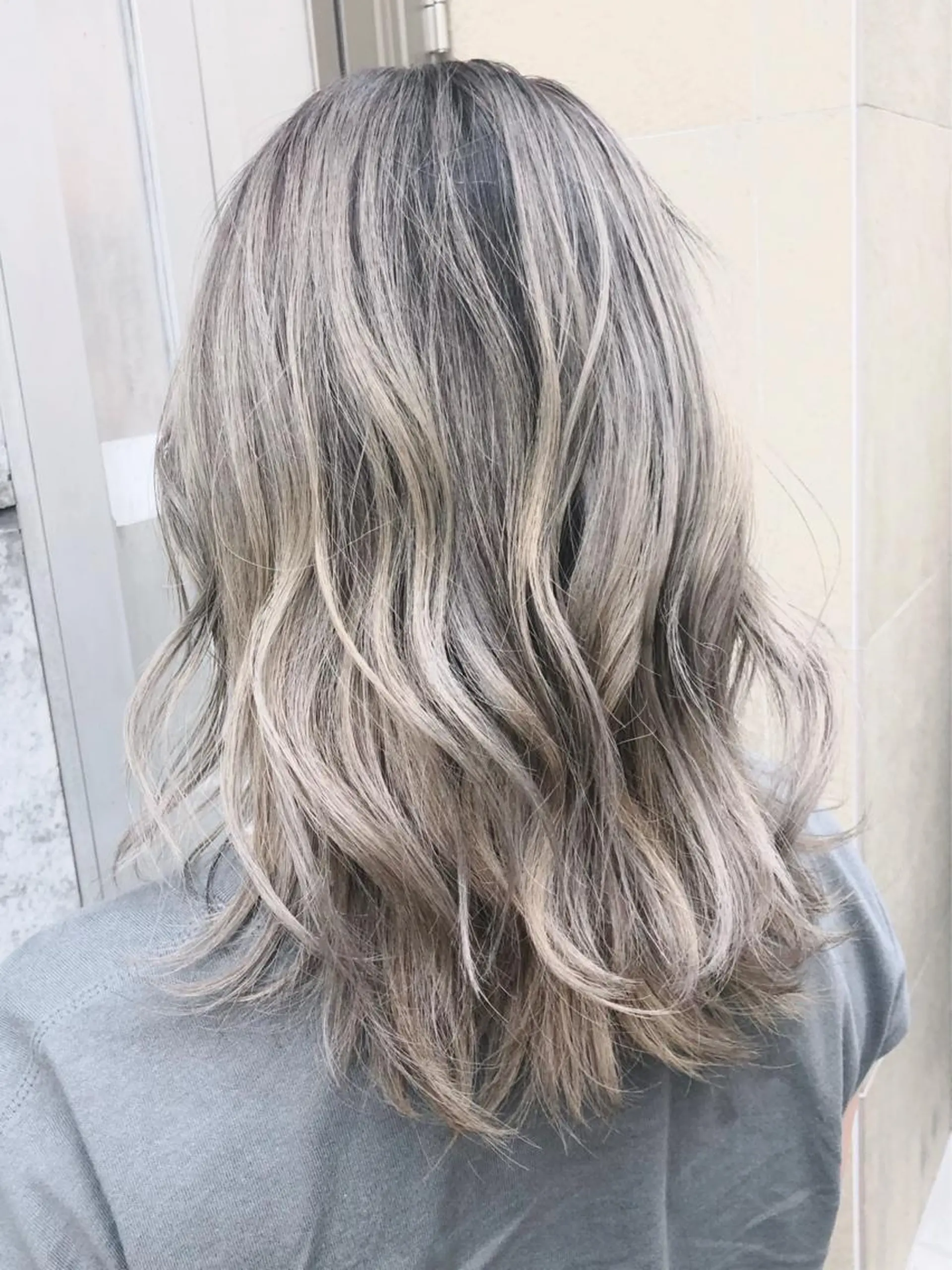 セミロング カラー ヘアアレンジ カット ヘアカラー トリートメント MiU所属・韓国×髪質改善×美髪 縮毛矯正×レイヤーのヘアスタイル