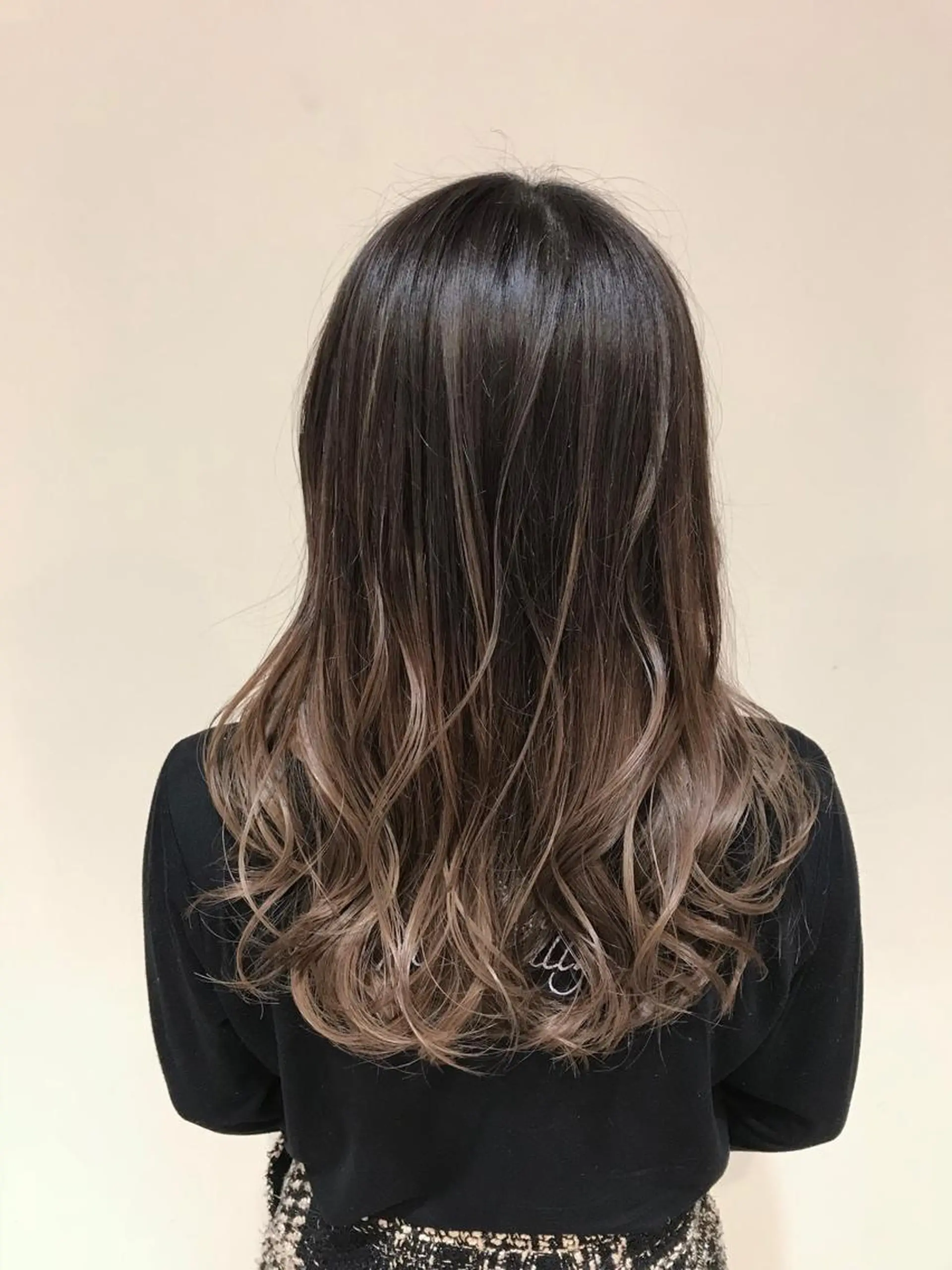 ミディアム カラー グラデーションカラー ハイライトカラー イルミナカラー ハイライト AMI Hair  supply所属・髪質改善カラー 韓国風レイヤーのヘアスタイル