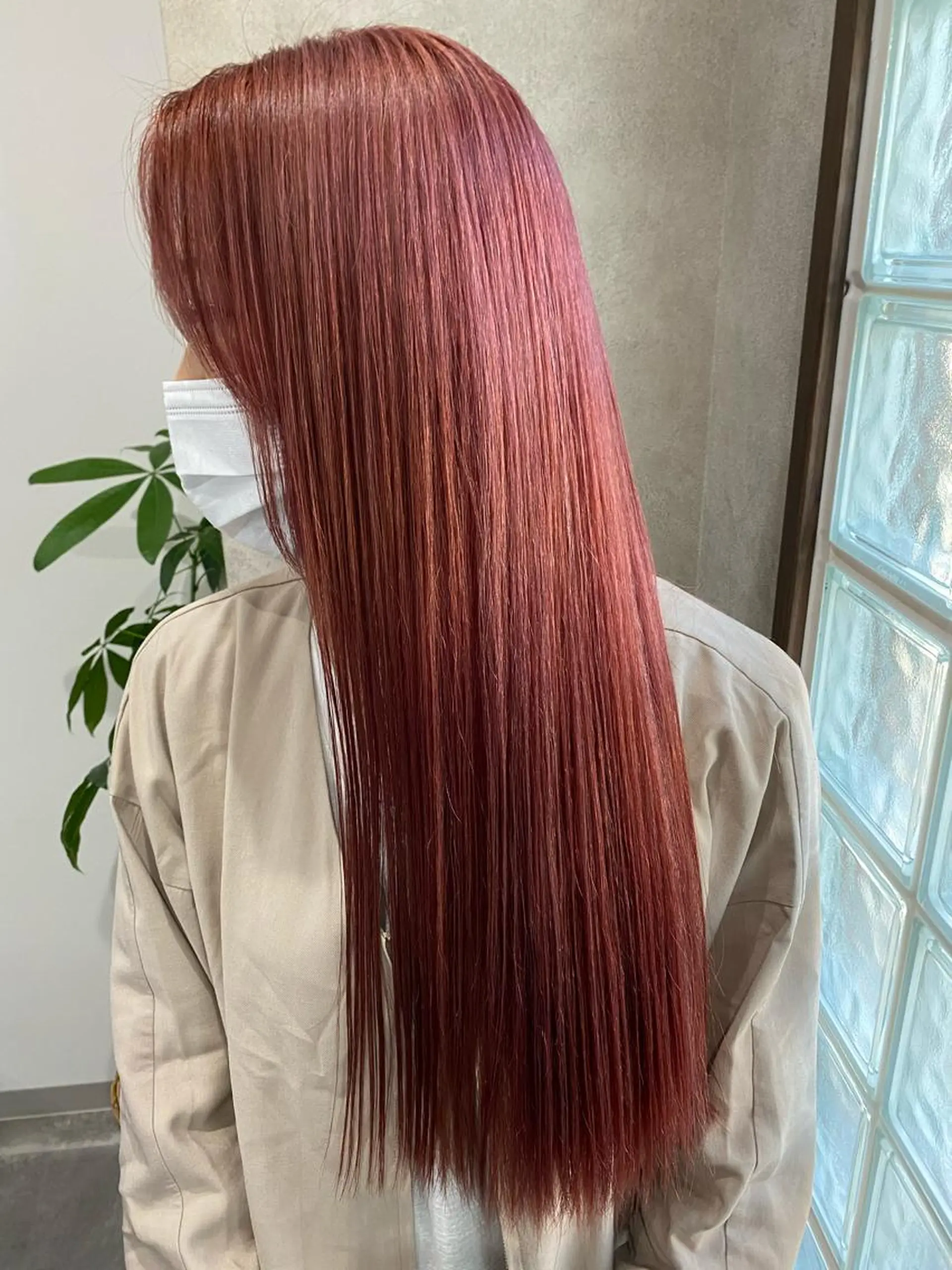 ロング カラー ブリーチ ピンクカラー カット ヘアカラー トリートメント 黒木 栞のヘアスタイル