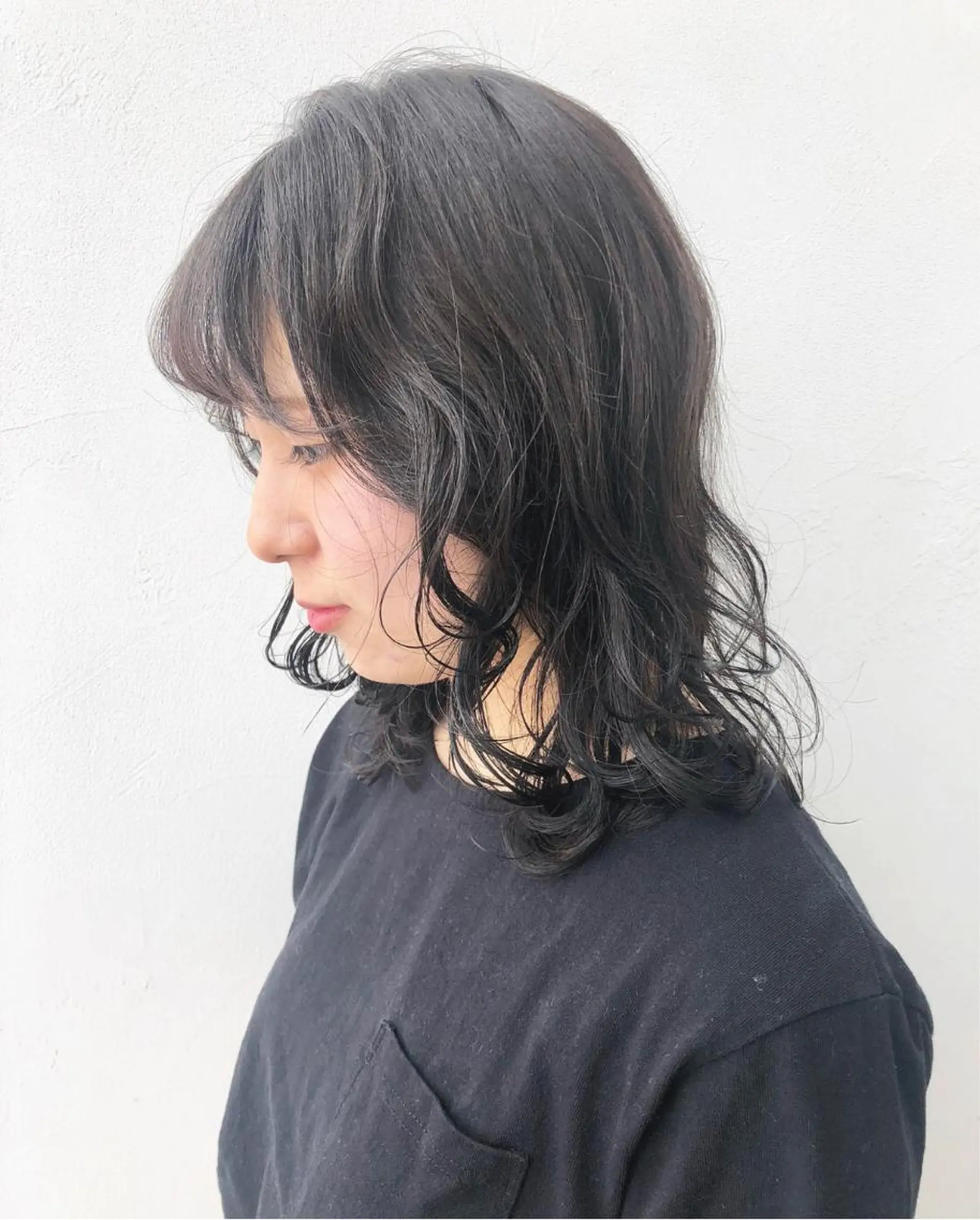 ミディアム カラー アッシュ アッシュグレー ブリーチ 透明感カラー ブリーチなしカラー 岩田 萌那のヘアスタイル