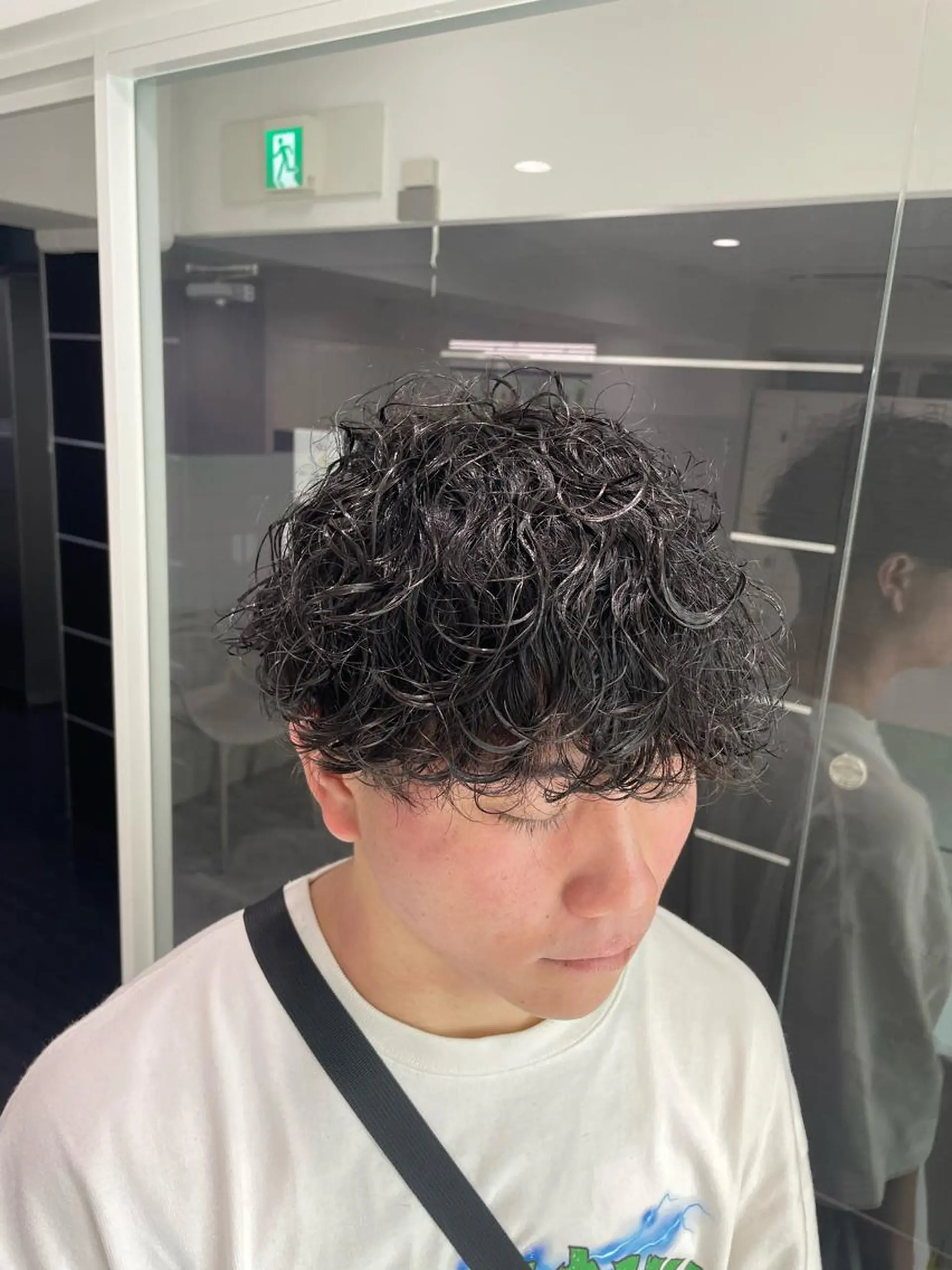 セミロング パーマ ヘアアレンジ メンズ メンズパーマ セミロングパーマ 顔まわりカット の達人のヘアスタイル