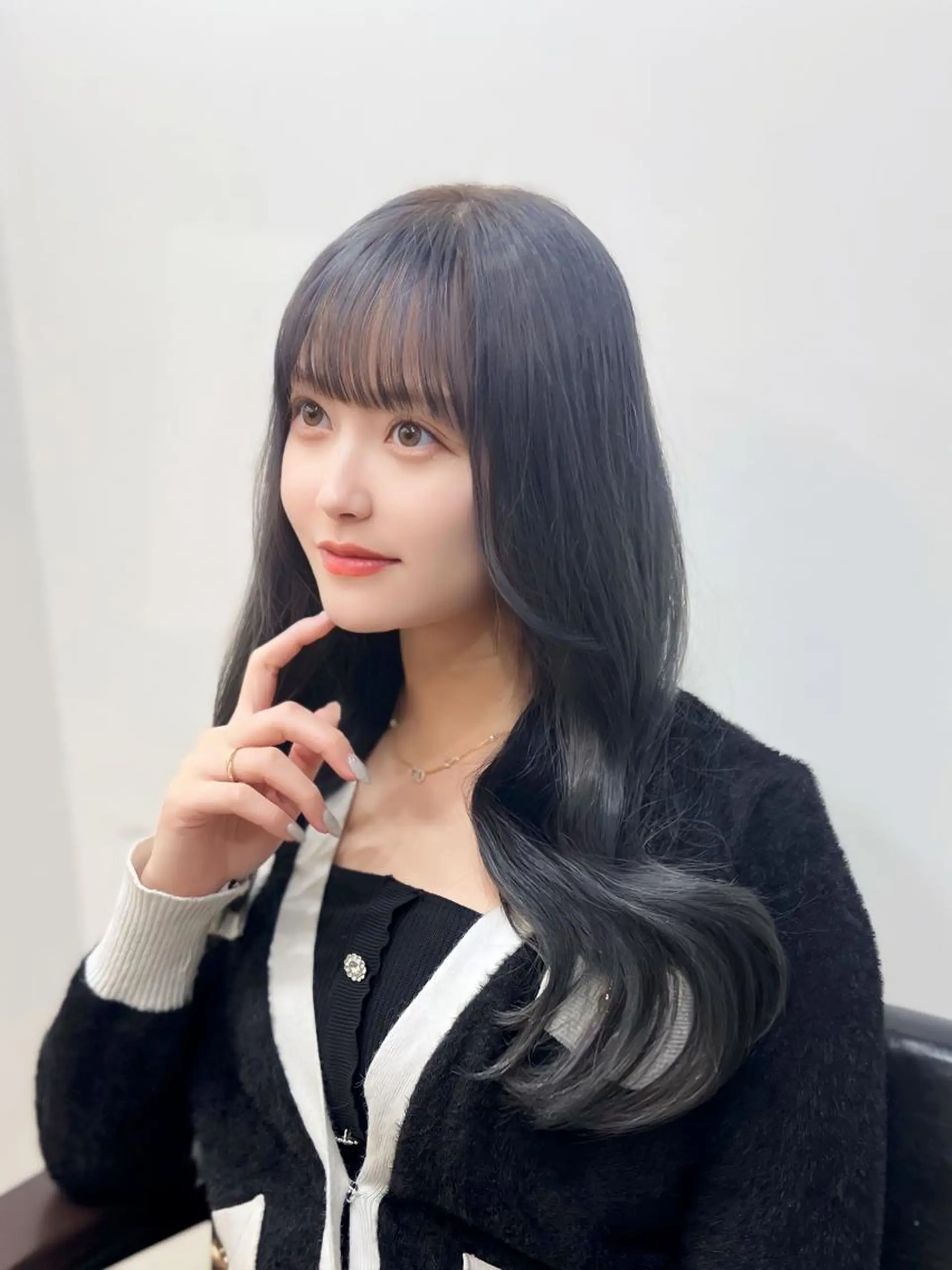 セミロング カラー パーマ ヘアアレンジ メンズ キッズ ネイル マツエク・マツパ アイブロウ メンズインナーカラー メンズ韓国風 黒髪 ブルーカラー ブルーブラック 武田涼レイヤーカット 髪質改善×縮毛矯正のヘアスタイル