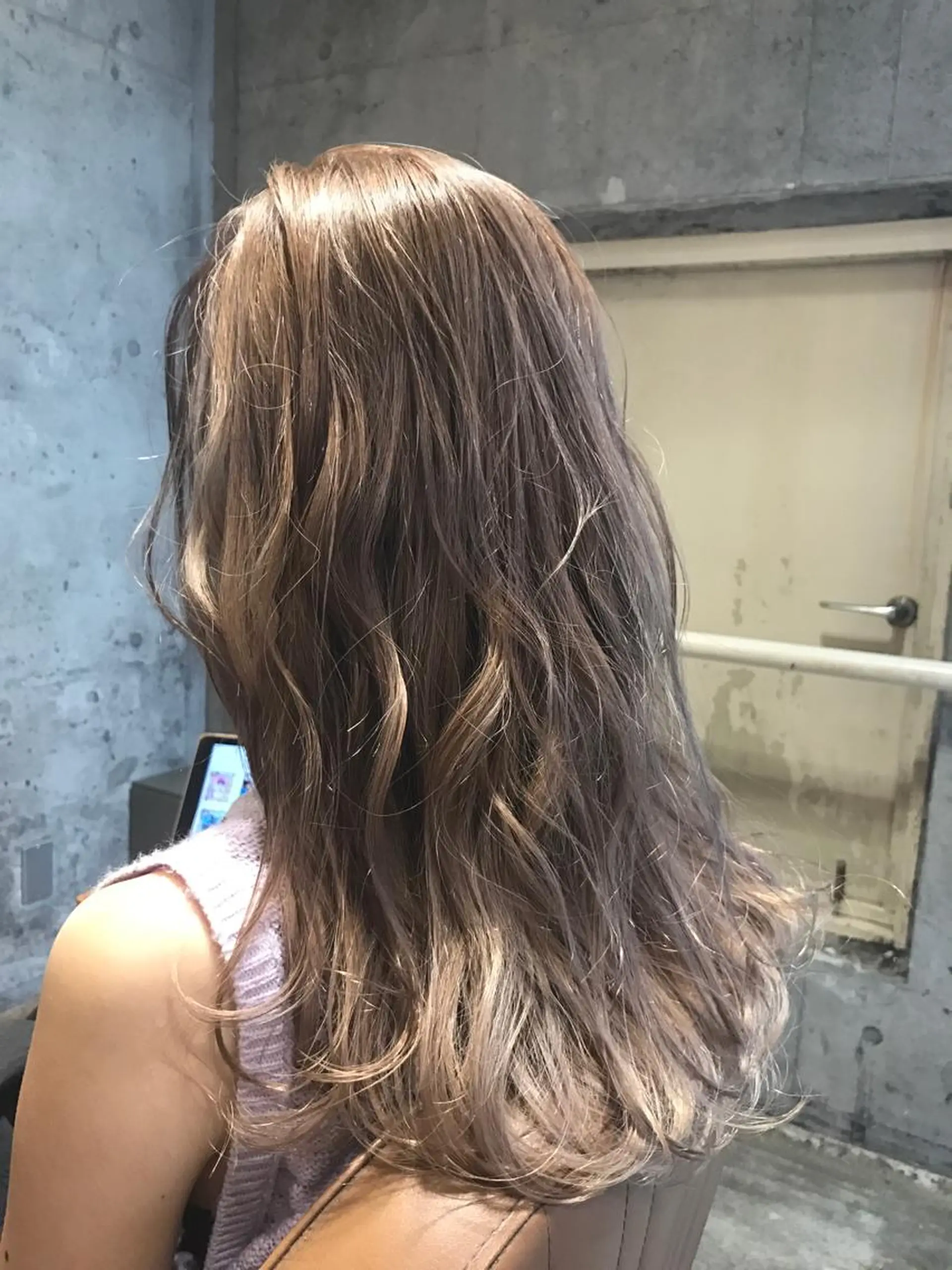 セミロング カラー パーマ ヘアアレンジ メンズ キッズ ネイル マツエク・マツパ ベージュカラー サロンドミルク 原宿のヘアスタイル