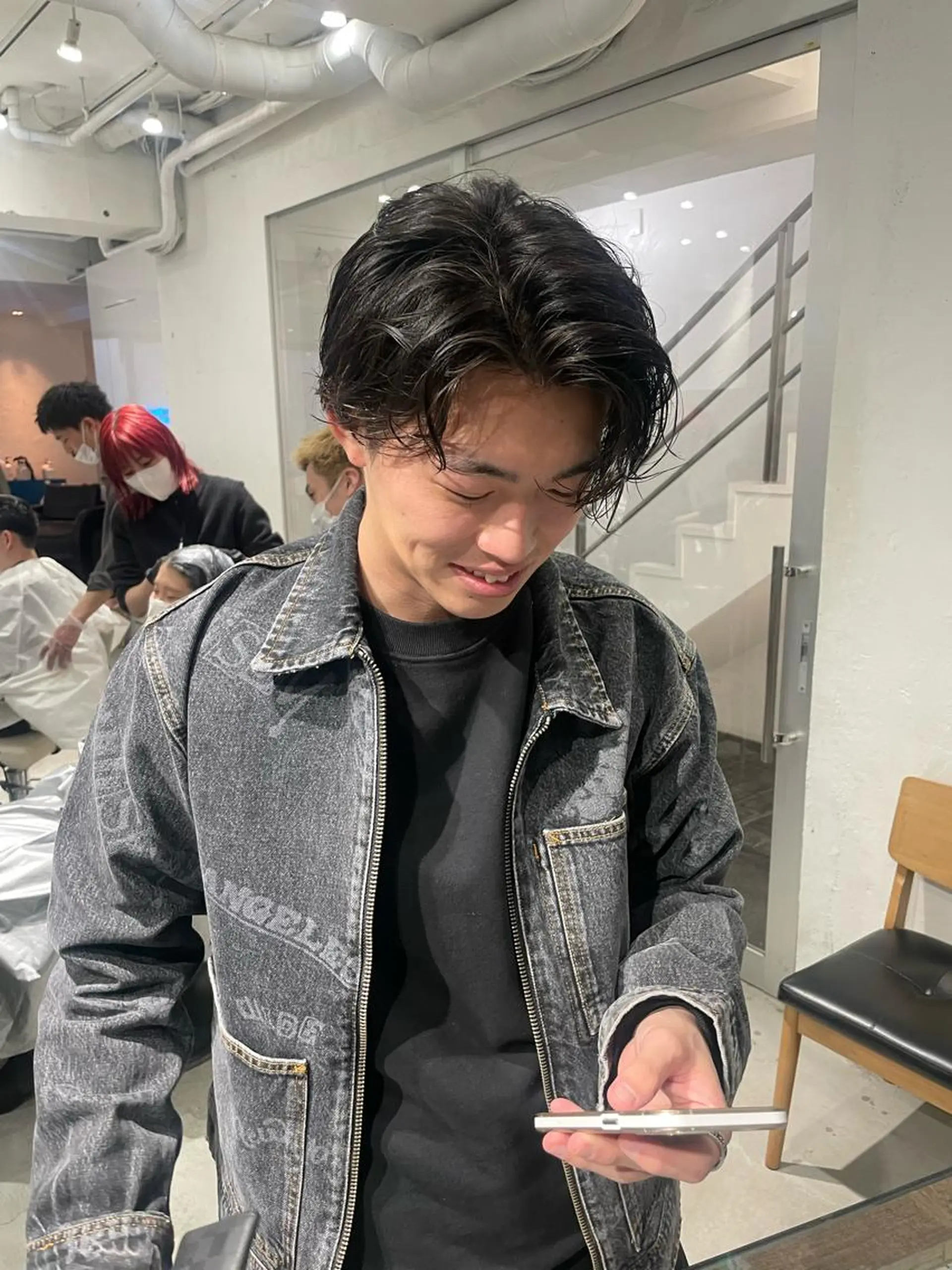 ショート パーマ メンズ メンズバレイヤージュ メンズブリーチ センターパート フェードカット メンズハイライト カット パーマ トリートメント スパイラルパーマ 🌐hina⭐️のヘアスタイル