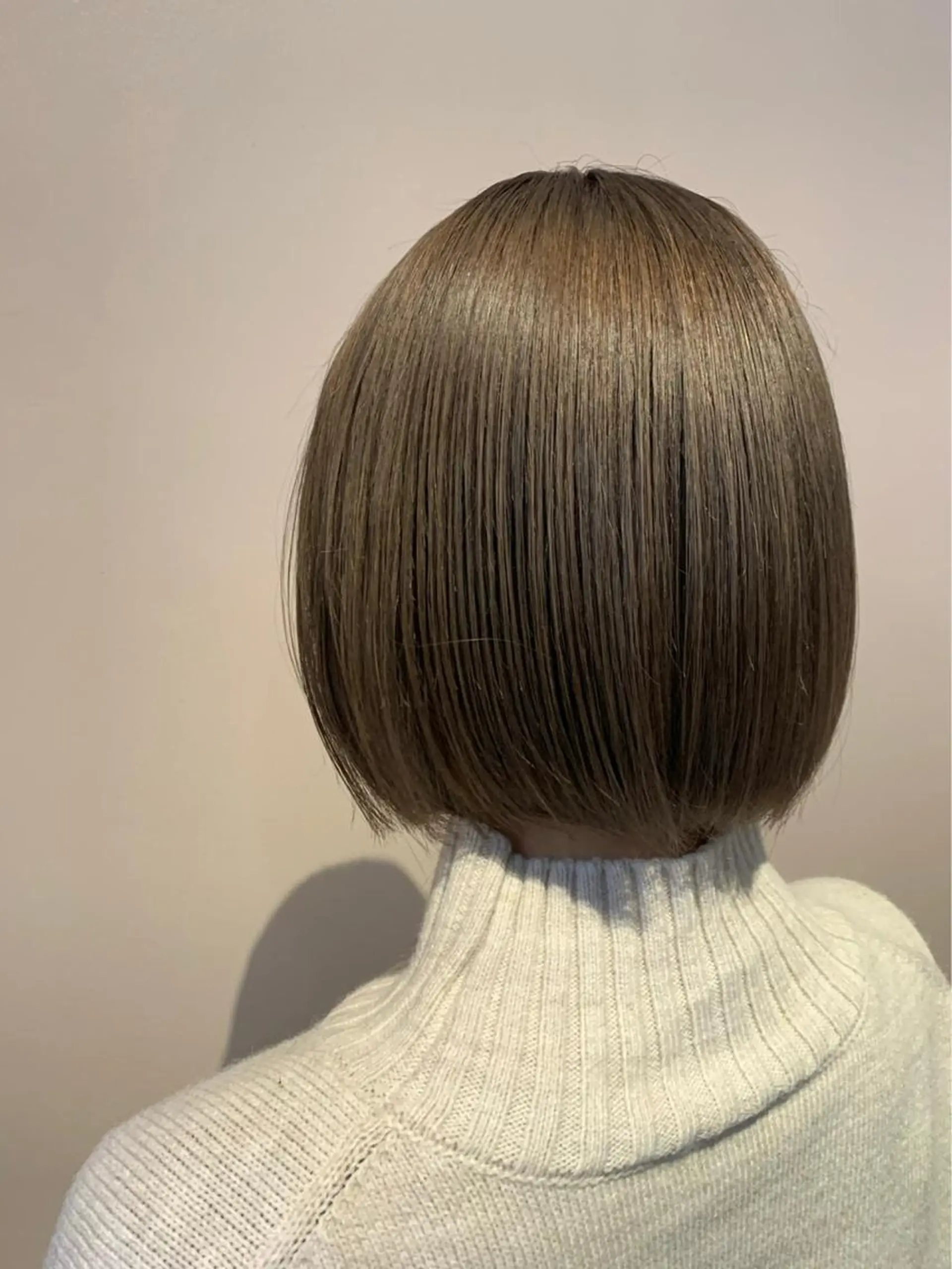 ミディアム カラー ベージュカラー シルバー シルバーベージュ ボブ Chlom🌿Top Stylist沖田のヘアスタイル