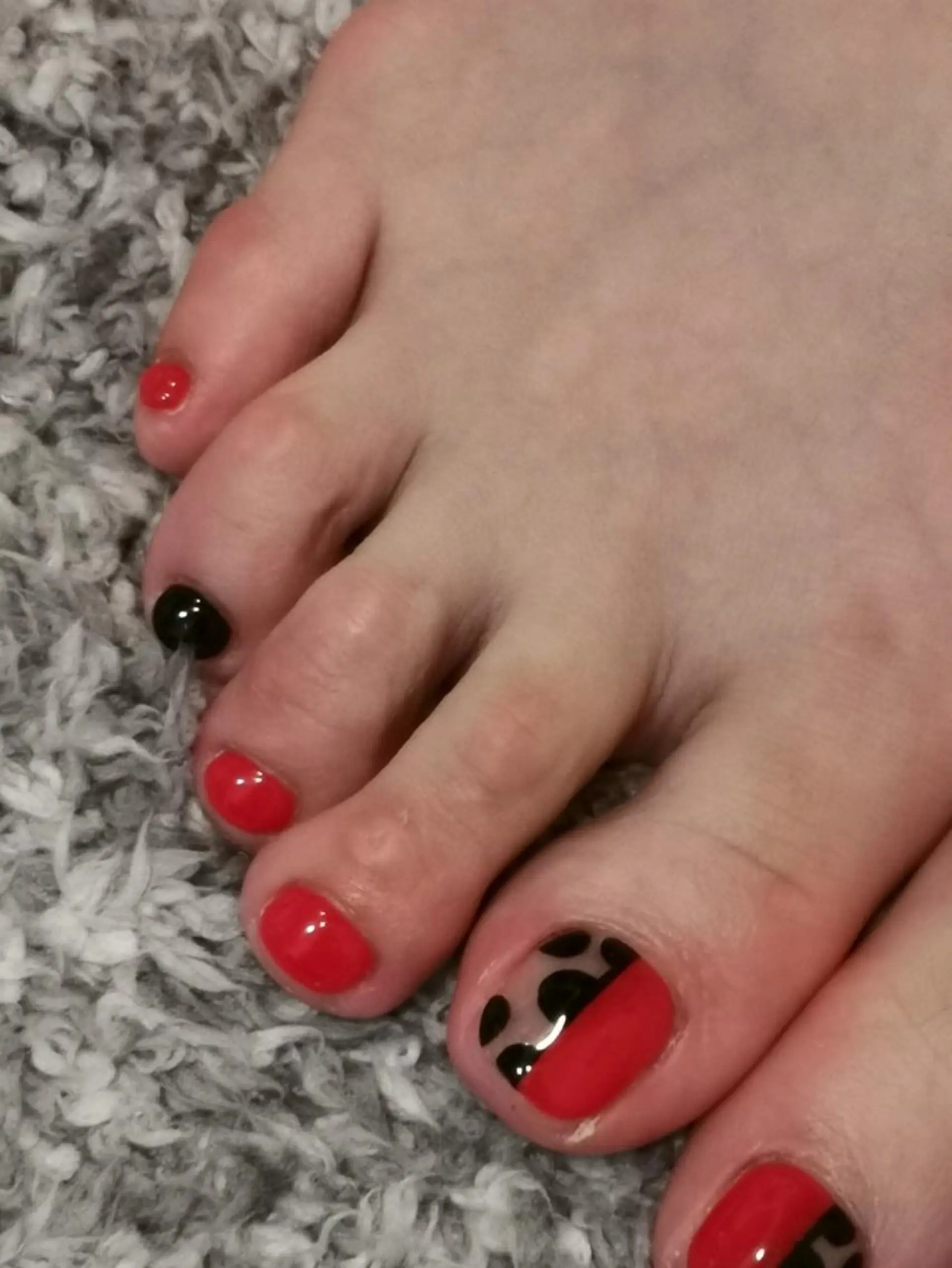 カラー ネイル ドット 赤色 フットネイル 人気エリア💖完全個室【ルリエ】所属・ネイルサロン Lelienルリエのネイルデザイン