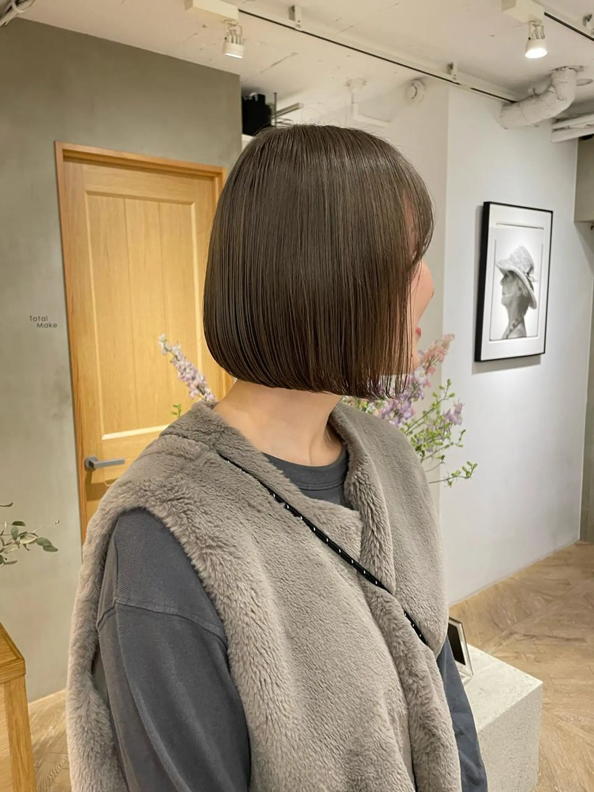 ショート カラー グレージュ ハイトーンカラー オリーブグレージュ オリーブグレー ボブ LOREN/ miuのヘアスタイル