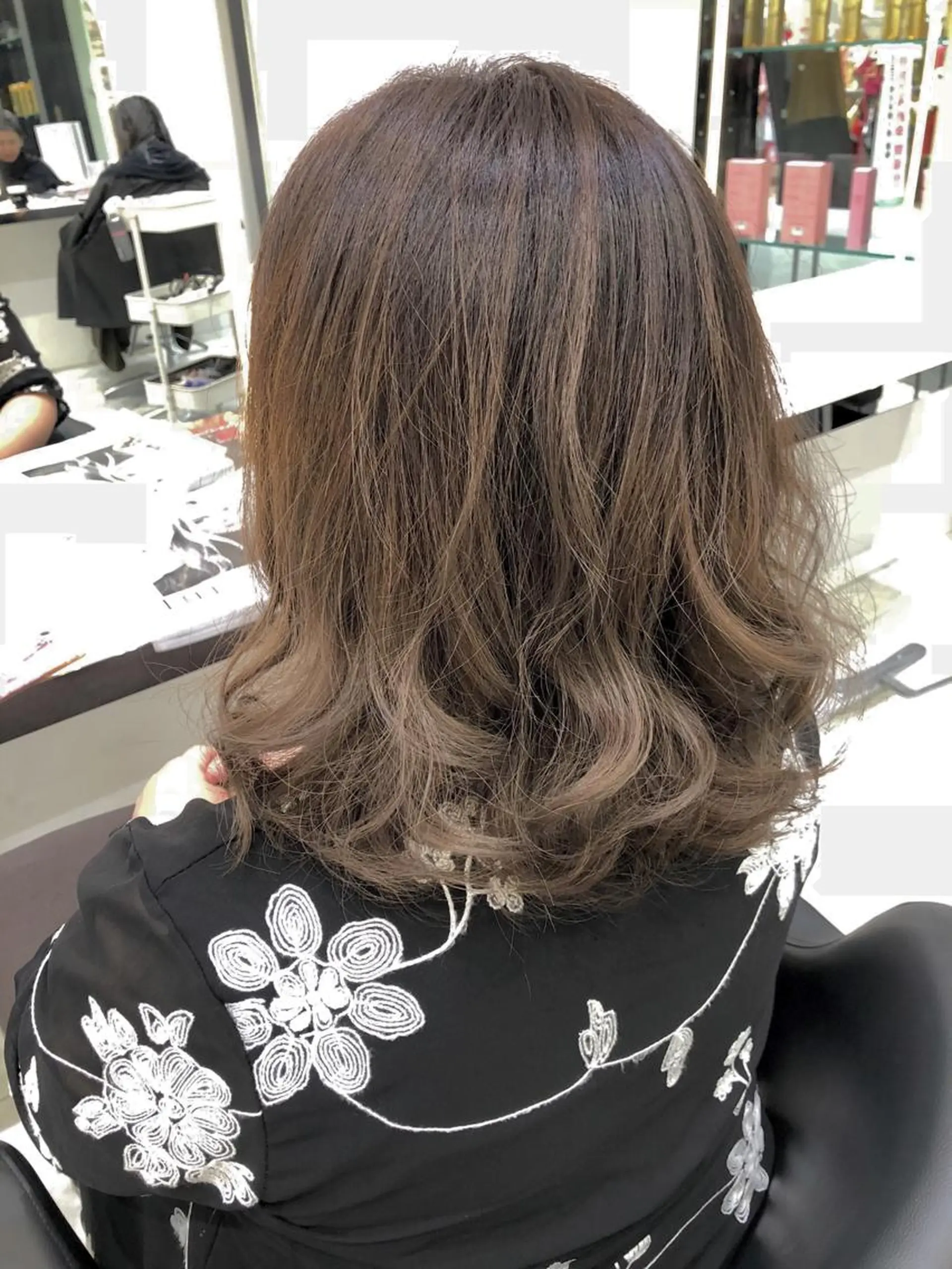 ミディアム ヘアカラー 岸 保奈美のヘアスタイル