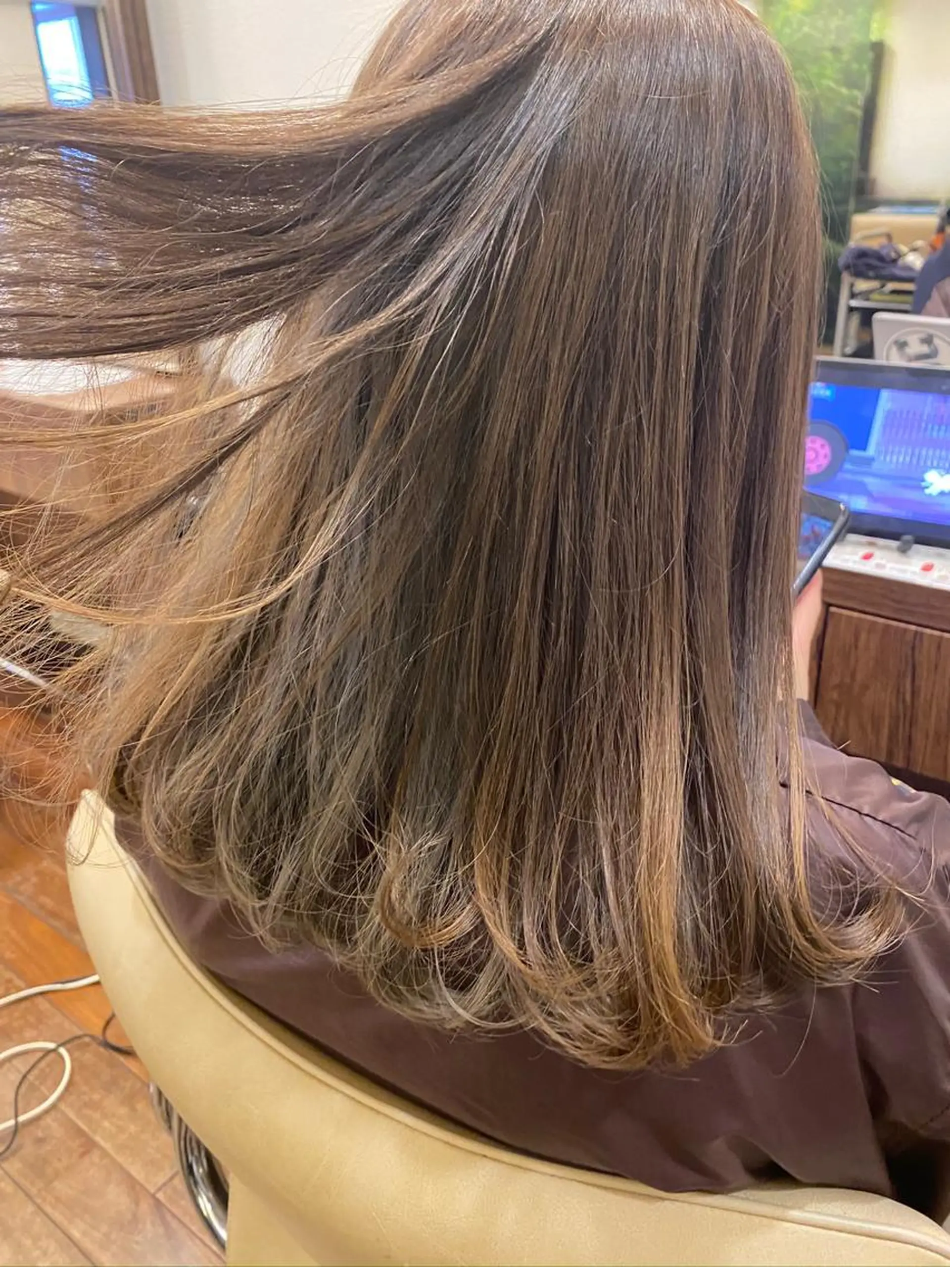 ミディアム カラー ベージュカラー 美髪/髪質改善 レイヤー/透けカラーのヘアスタイル