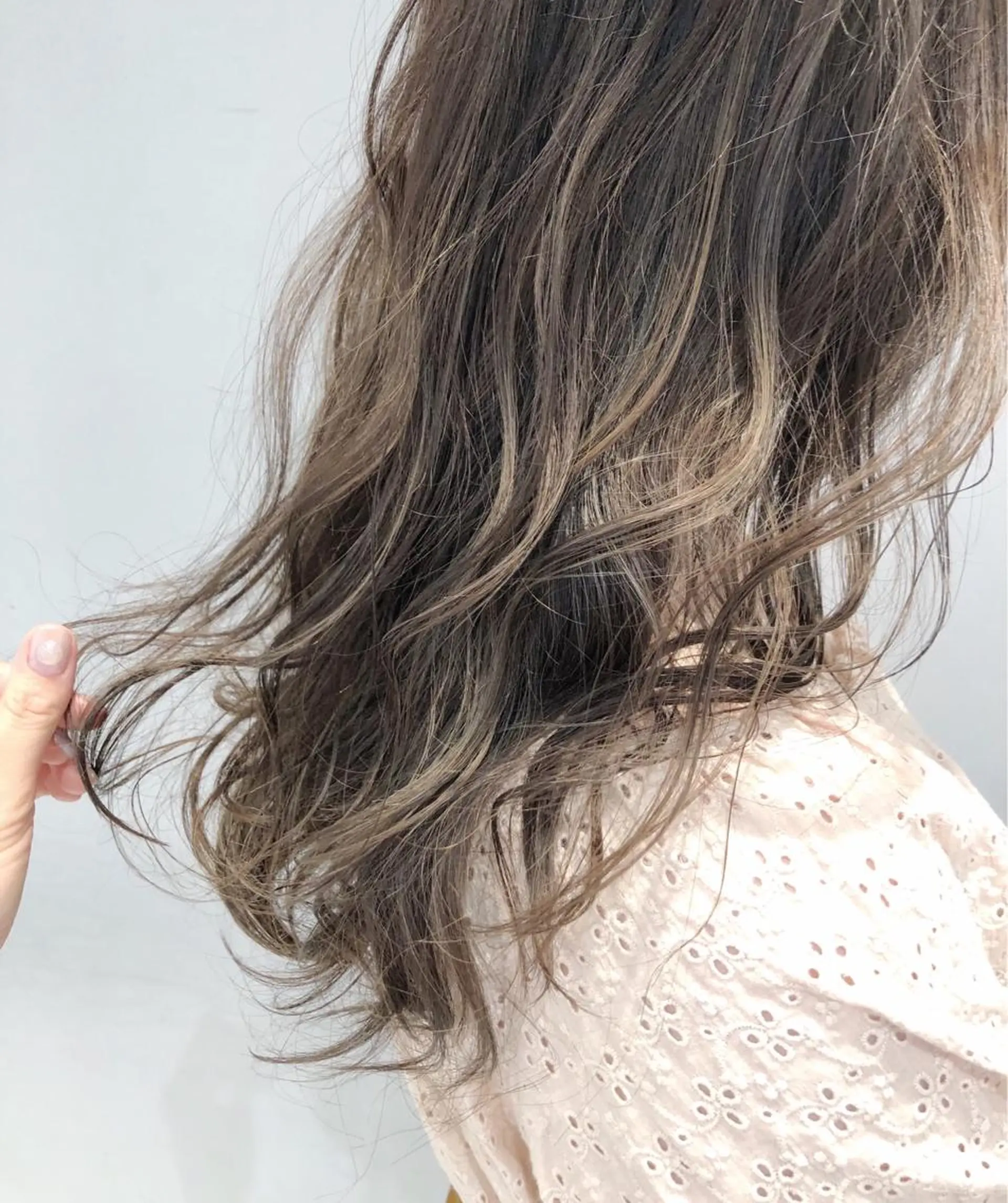 ロング カラー ベージュカラー ブリーチ ハイライトカラー ミルクティーベージュ ハイライト 韓国ヘア🇰🇷 トヨキトキコのヘアスタイル