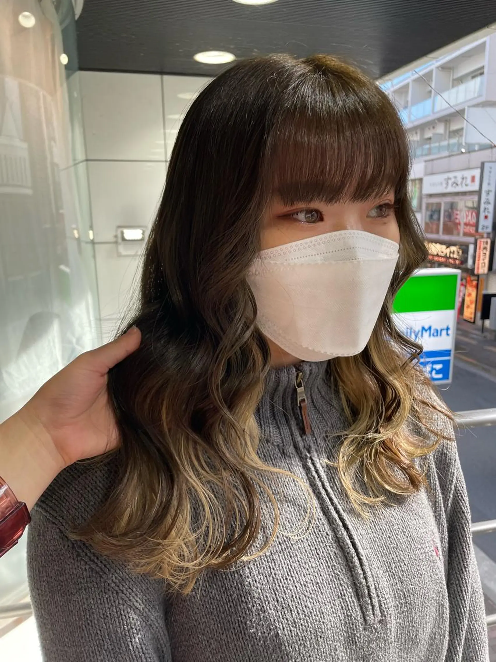 ロング カラー ベージュカラー ブリーチ ブリーチなしカラー オリーブベージュ aya/小顔レイヤー /柔らかカラーのヘアスタイル