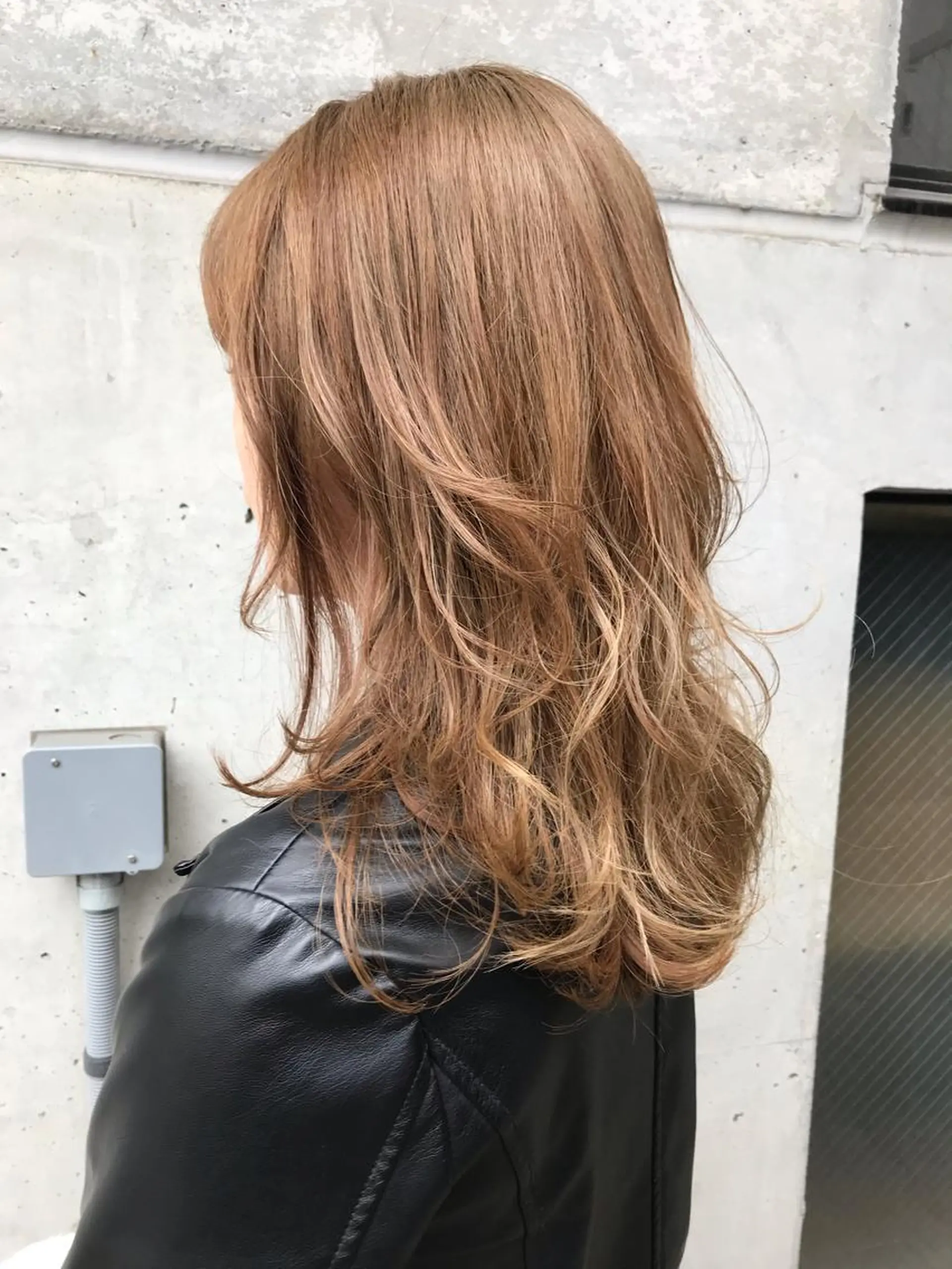 セミロング カラー パーマ シンプル+αな デザインを 松崎陸のヘアスタイル