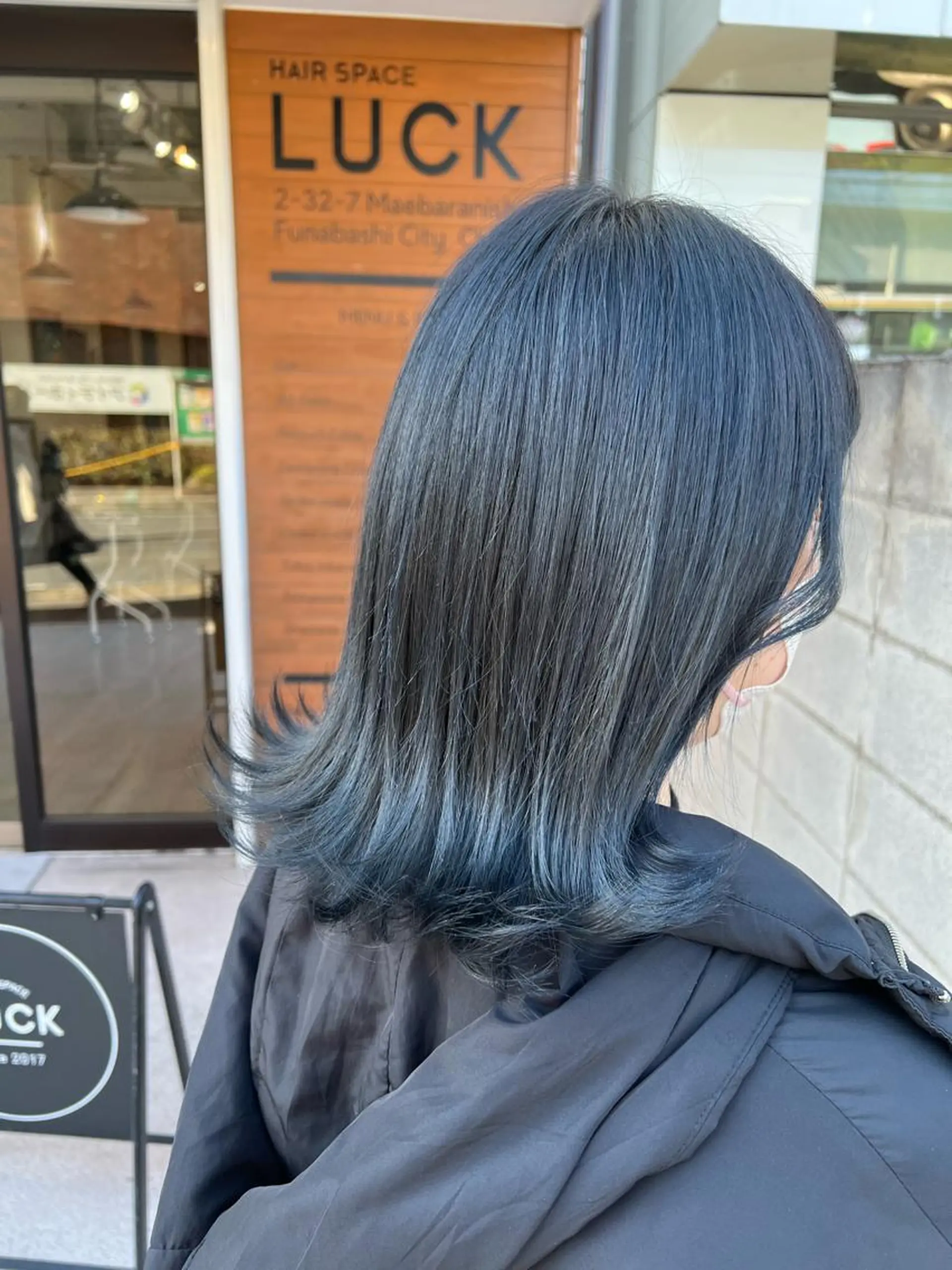 ミディアム カラー 黒髪 ブルーカラー ブルーブラック イシイ ハルナ 🤍のヘアスタイル