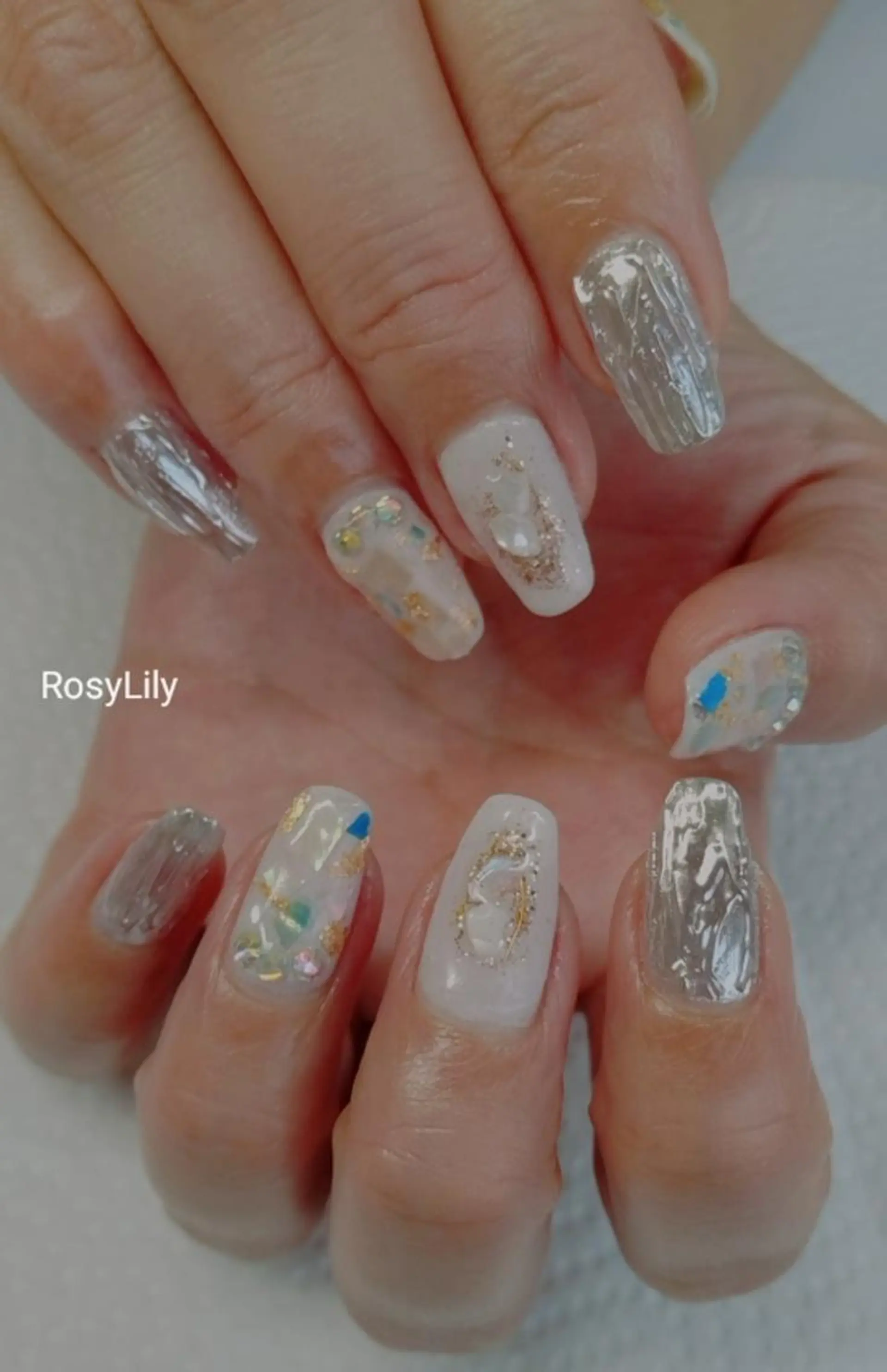ネイル ミラーネイル 持ち込み シルバー プライベートサロン RosyLily所属・プライベートサロン Rosy Lilyのネイルデザイン
