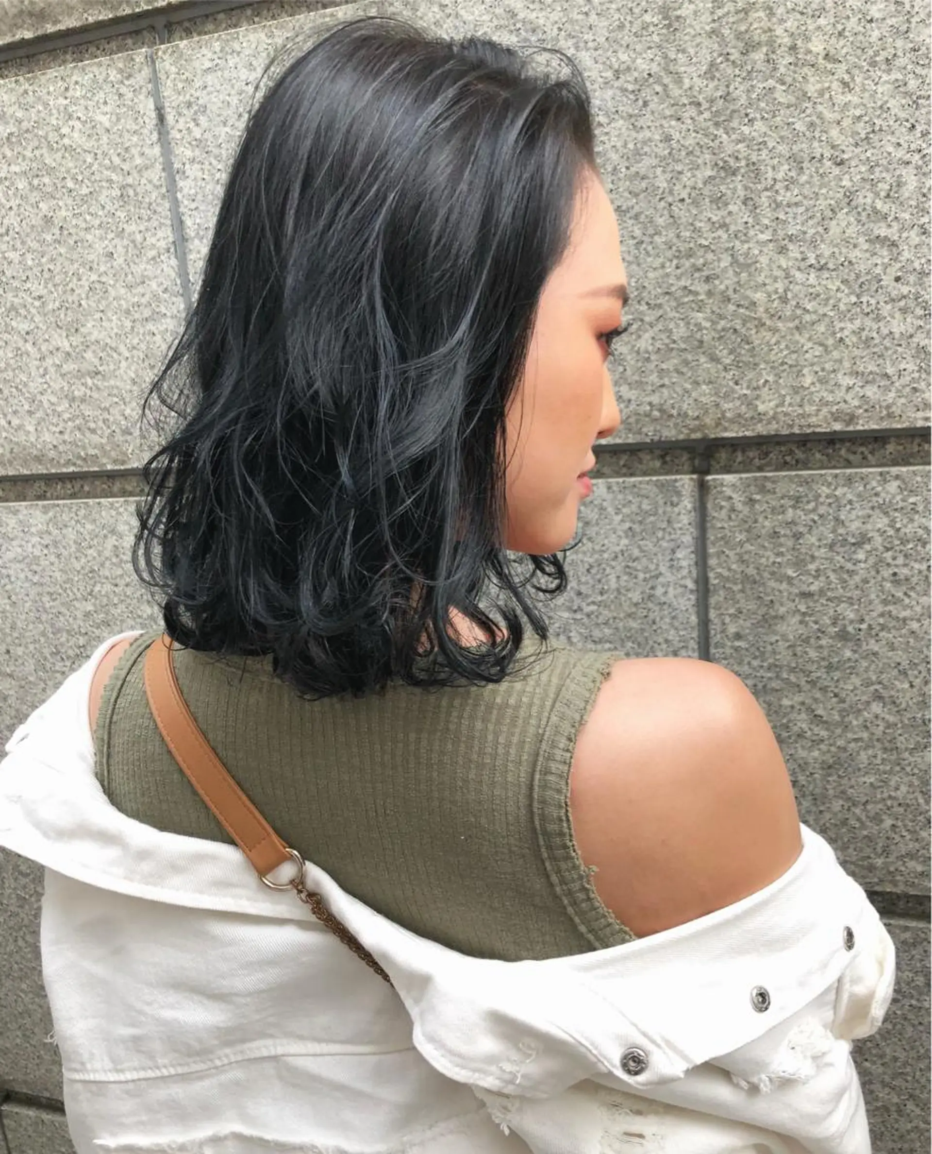 ミディアム カラー THE DAY所属・AKI HASHIMOTOのヘアスタイル