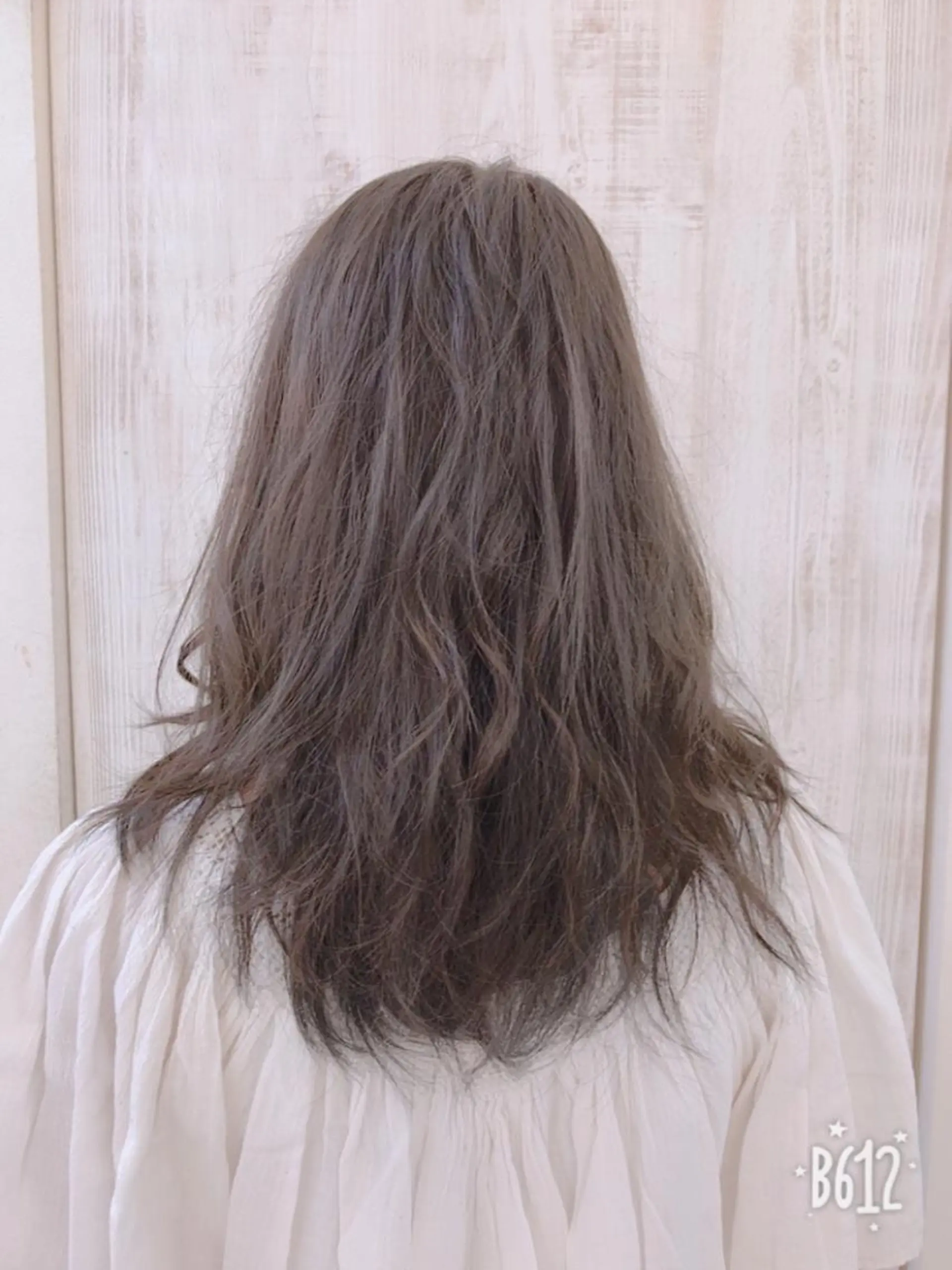 セミロング カラー アッシュ ベージュカラー ブリーチ ブリーチなしカラー シルバー 相武台ショート特化 💐川崎希💐のヘアスタイル