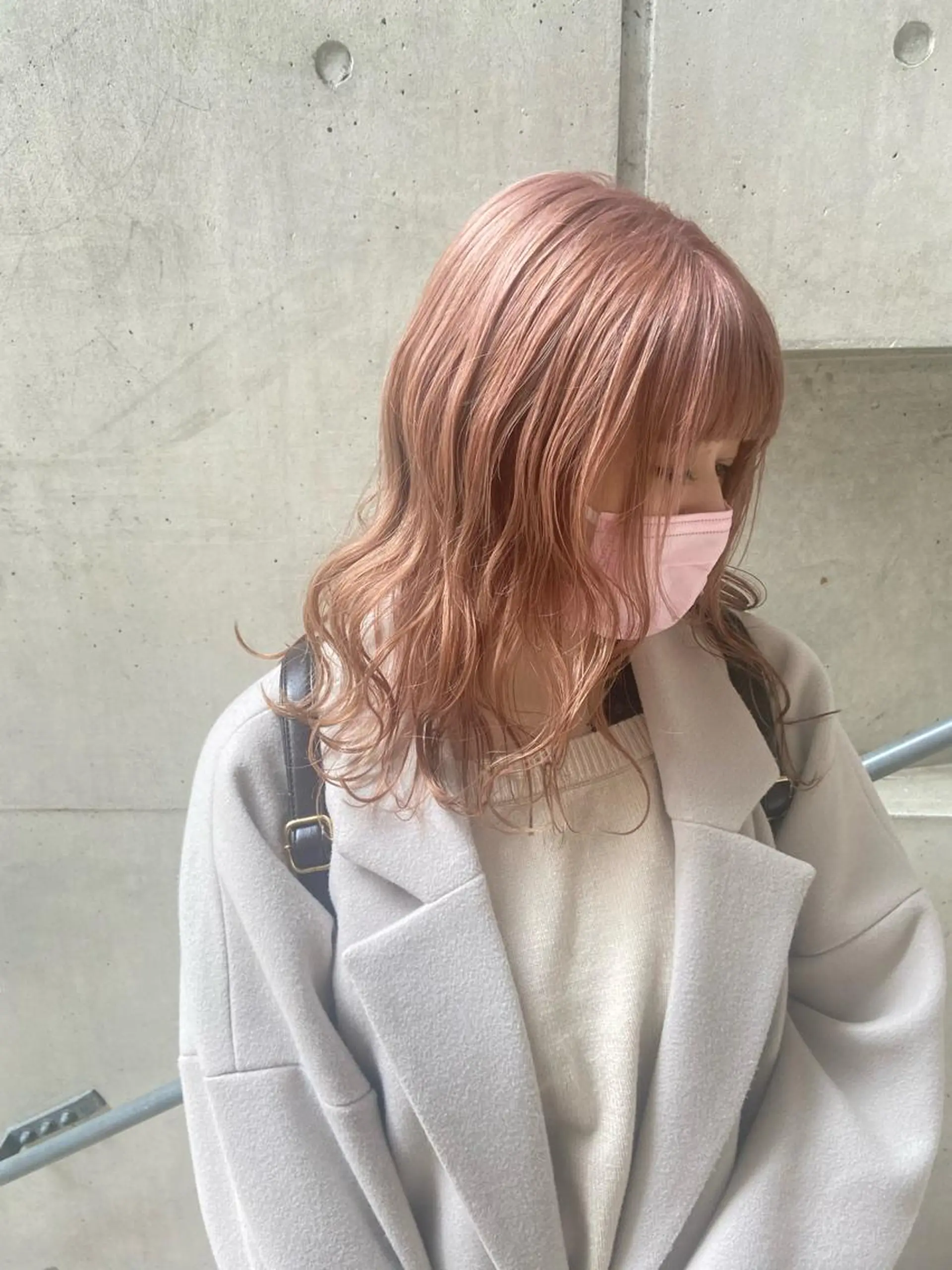 ミディアム なつめ🐶ショート ベージュカラーのヘアスタイル