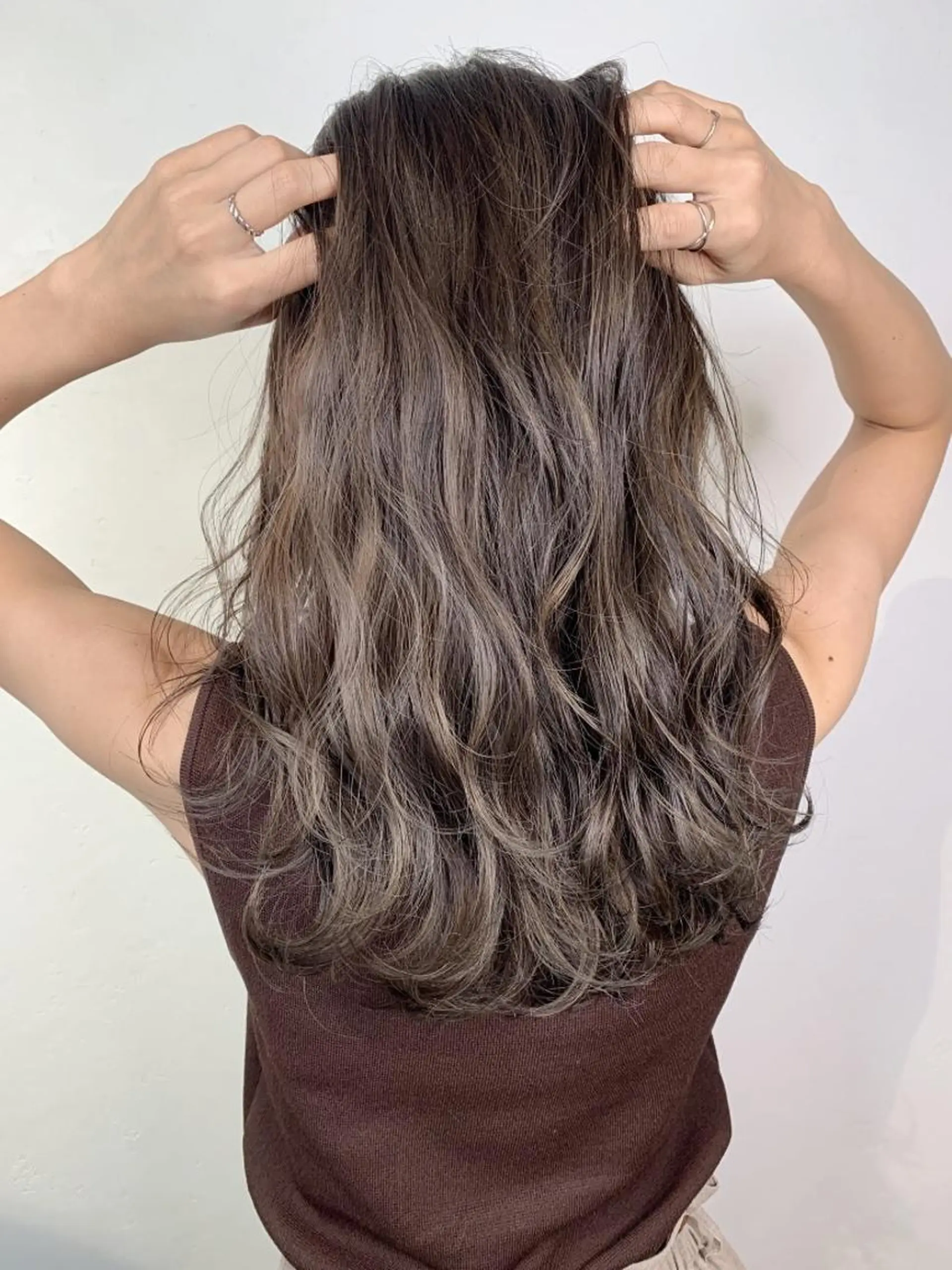 セミロング ボブ 斜めバング 外国人風カラー 伸ばしかけ ハイライト ＿WHITE鳳店 アンダーバーホワイトのヘアスタイル