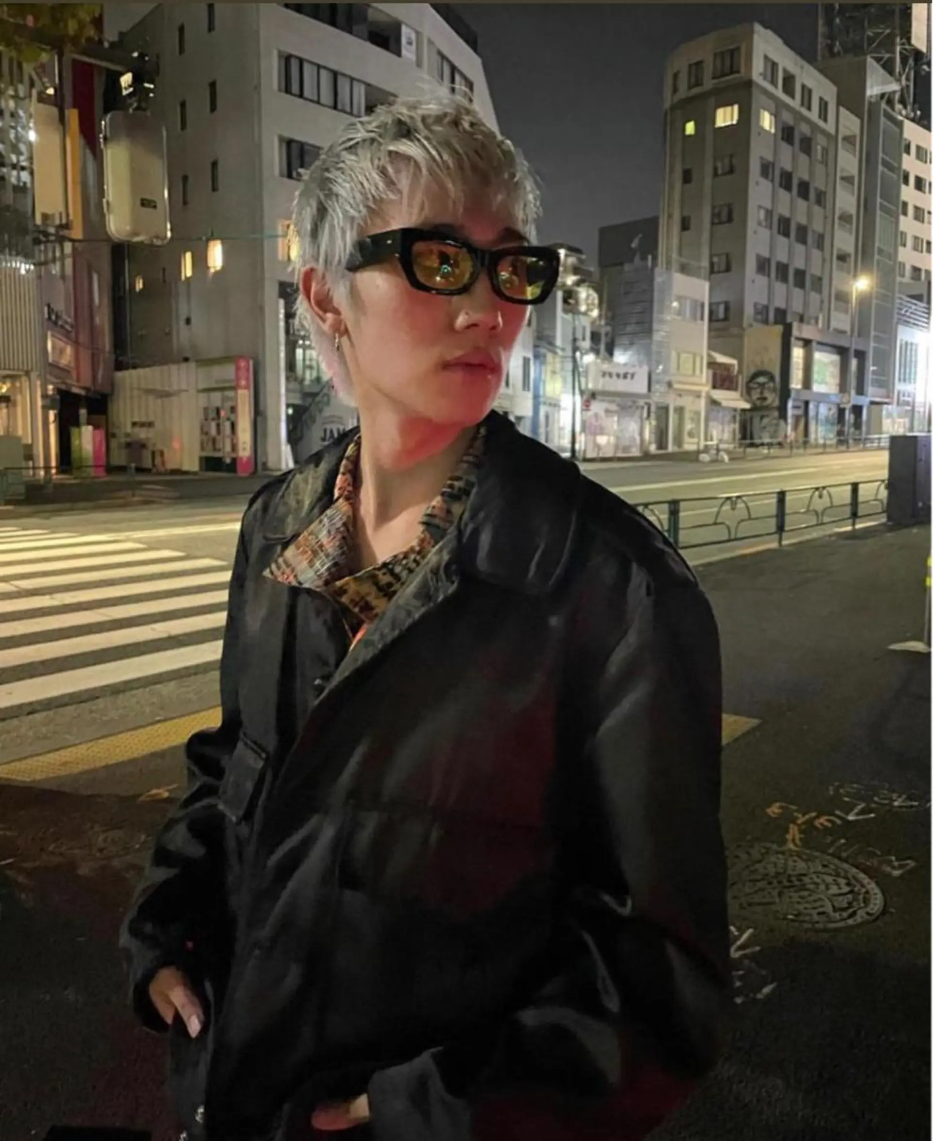 ショート カラー メンズ メンズバレイヤージュ メンズブリーチ センターパート メンズハイライト メンズハイトーン スパイラルパーマ 🌐hina⭐️のヘアスタイル