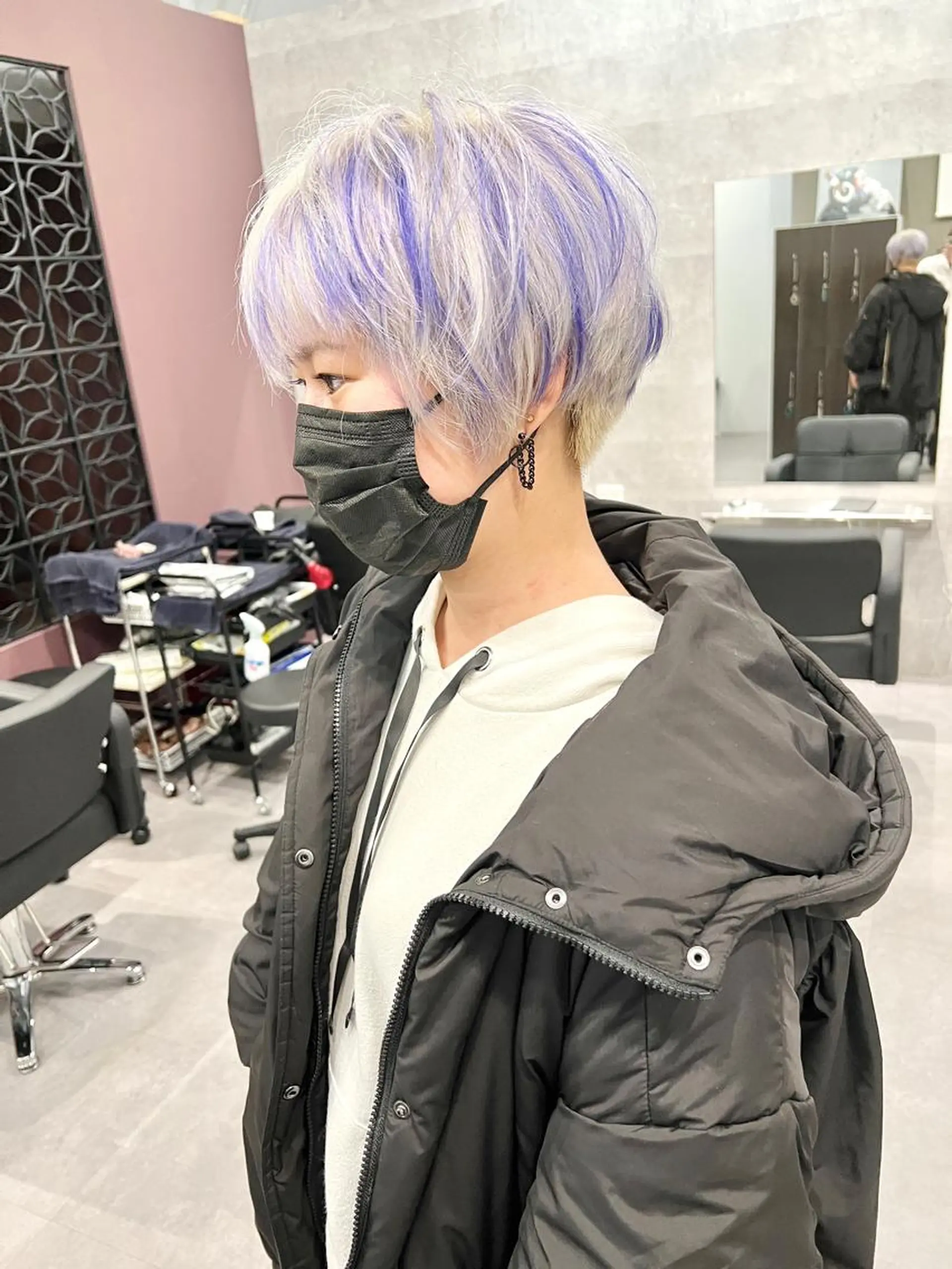 ショート カラー 黒髪 ブリーチ Via officialのヘアスタイル