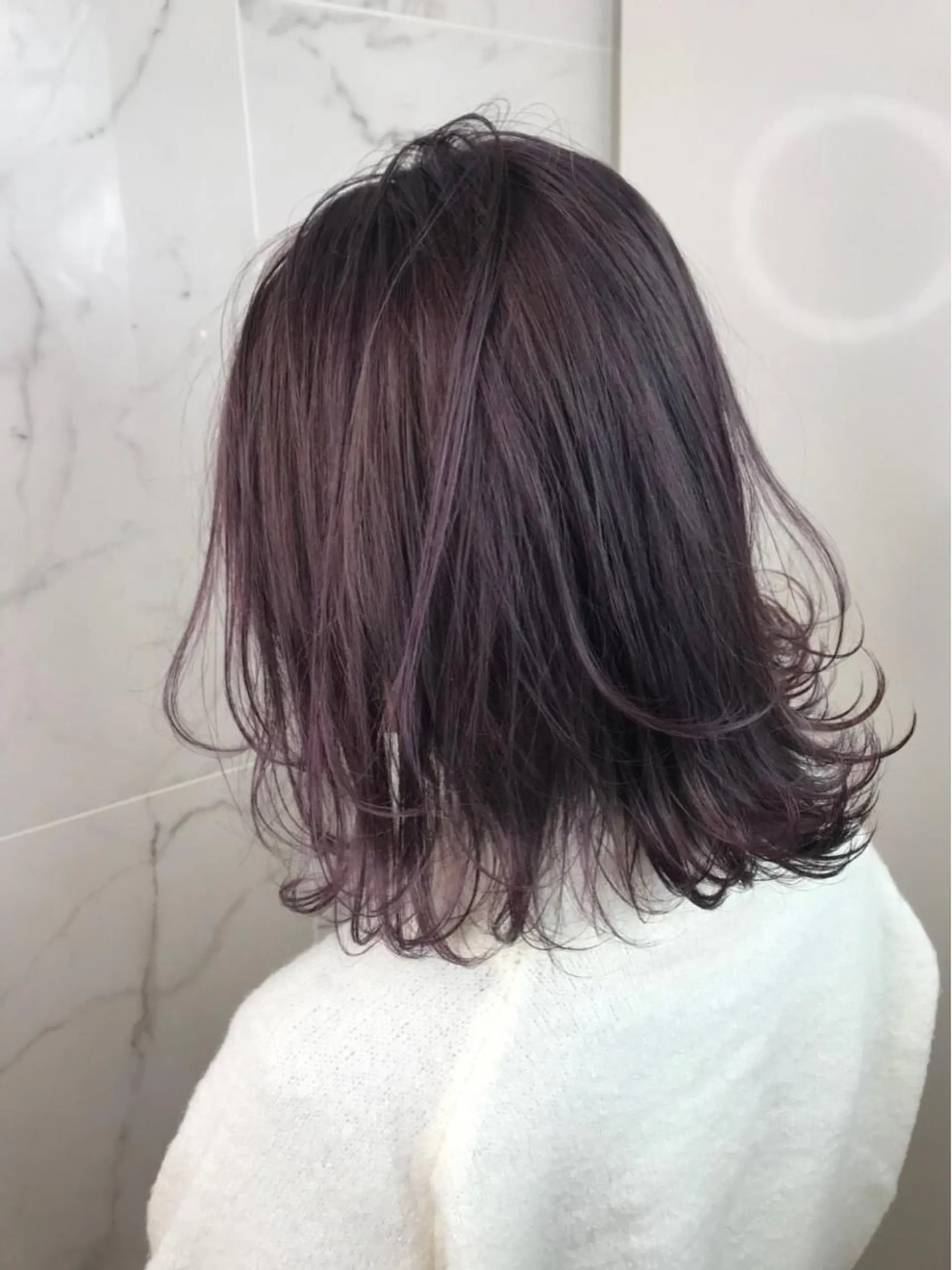 ミディアム カラー バイオレットカラー 外ハネヘア AVANCE emiのヘアスタイル
