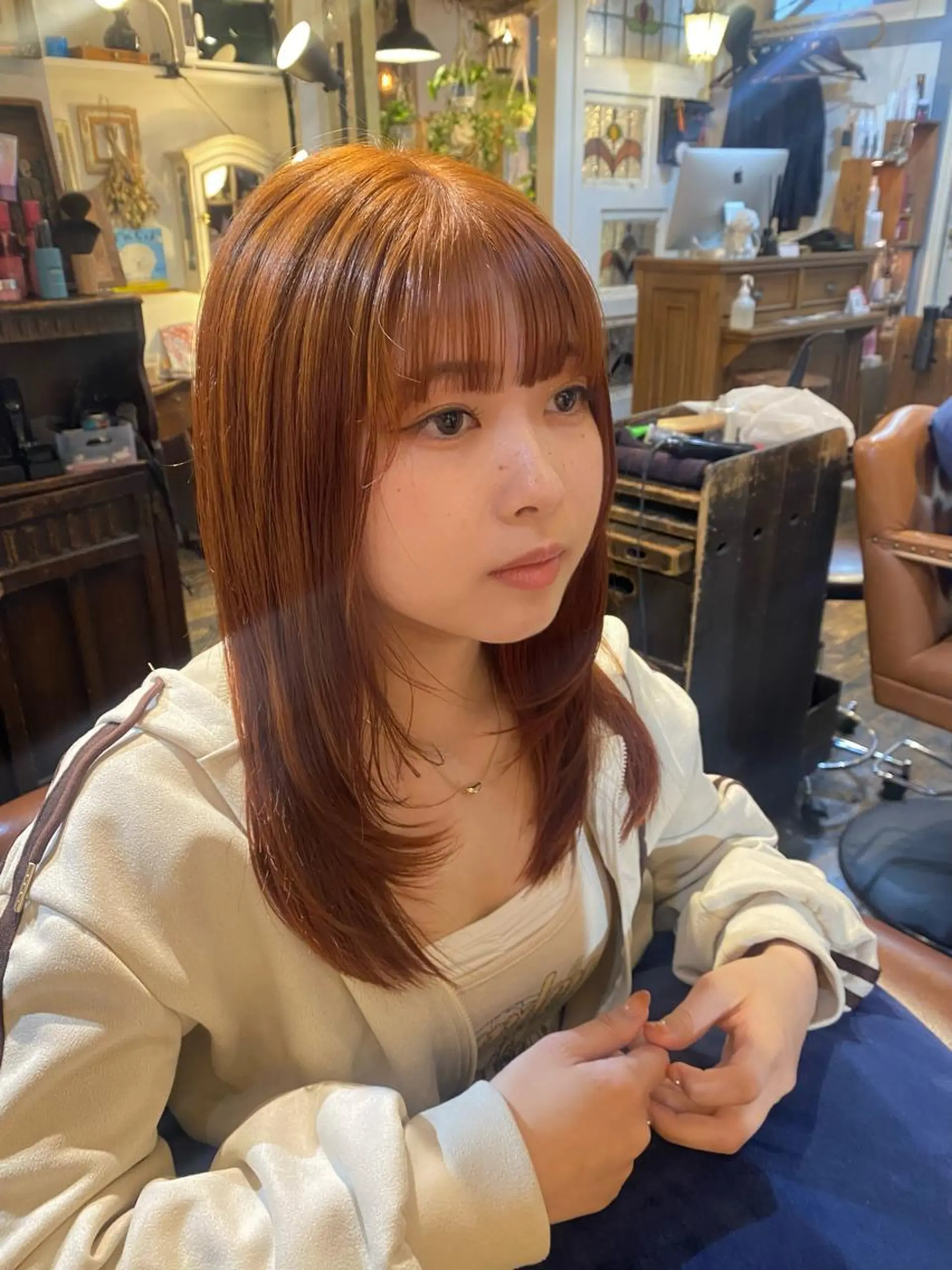 ミディアム カラー ブリーチ ブリーチなしカラー カット ヘアカラー トリートメント ヤスザトアヤノ ／レイヤー／オリーブのヘアスタイル