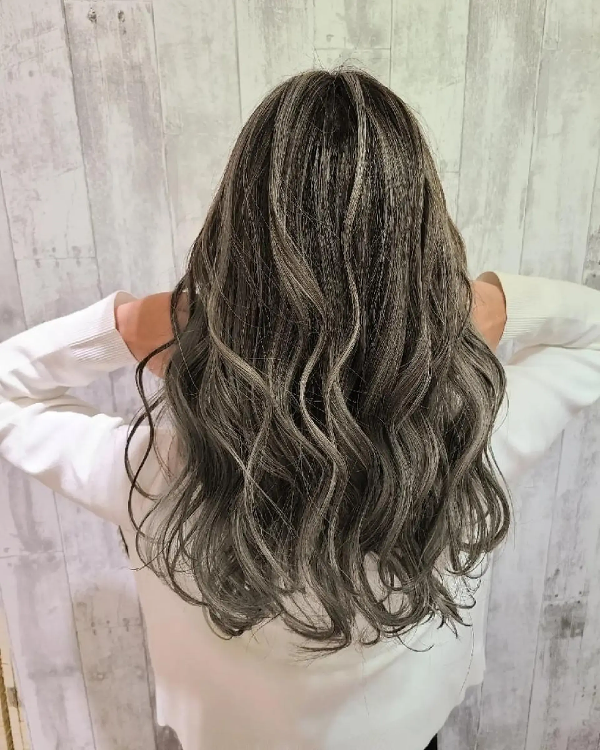 ロング カラー ブリーチ グレージュ ハイライトカラー ハイライト カット ヘアカラー トリートメント cherie所属・バレイヤージュ/ ハイライト/大内格のヘアスタイル