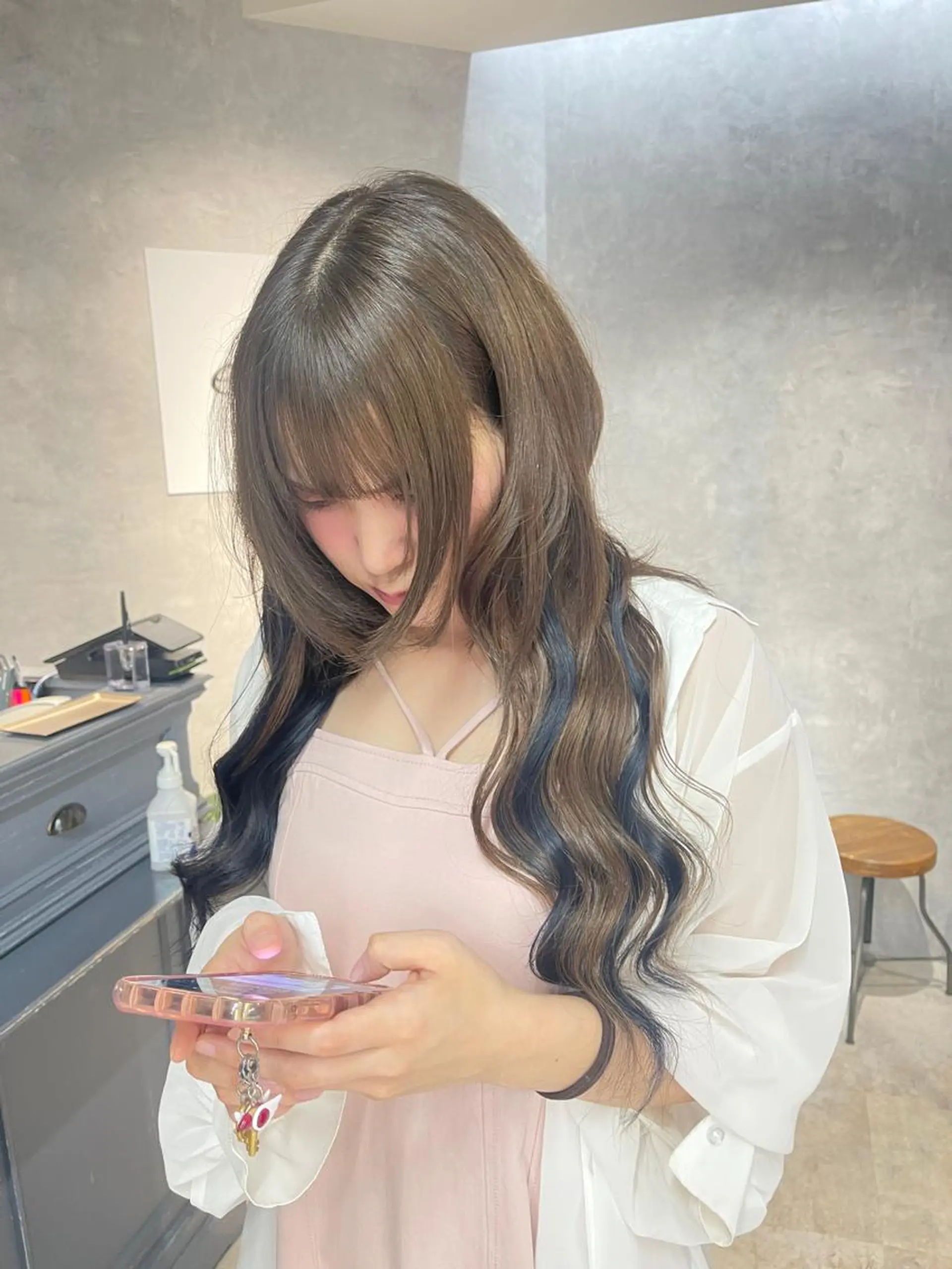 ロング カラー ブリーチ ケアブリーチ ハイライトカラー インナーカラー ハイライト エクステ オフホワイトアンドなんば所属・福西 洋斗のヘアスタイル