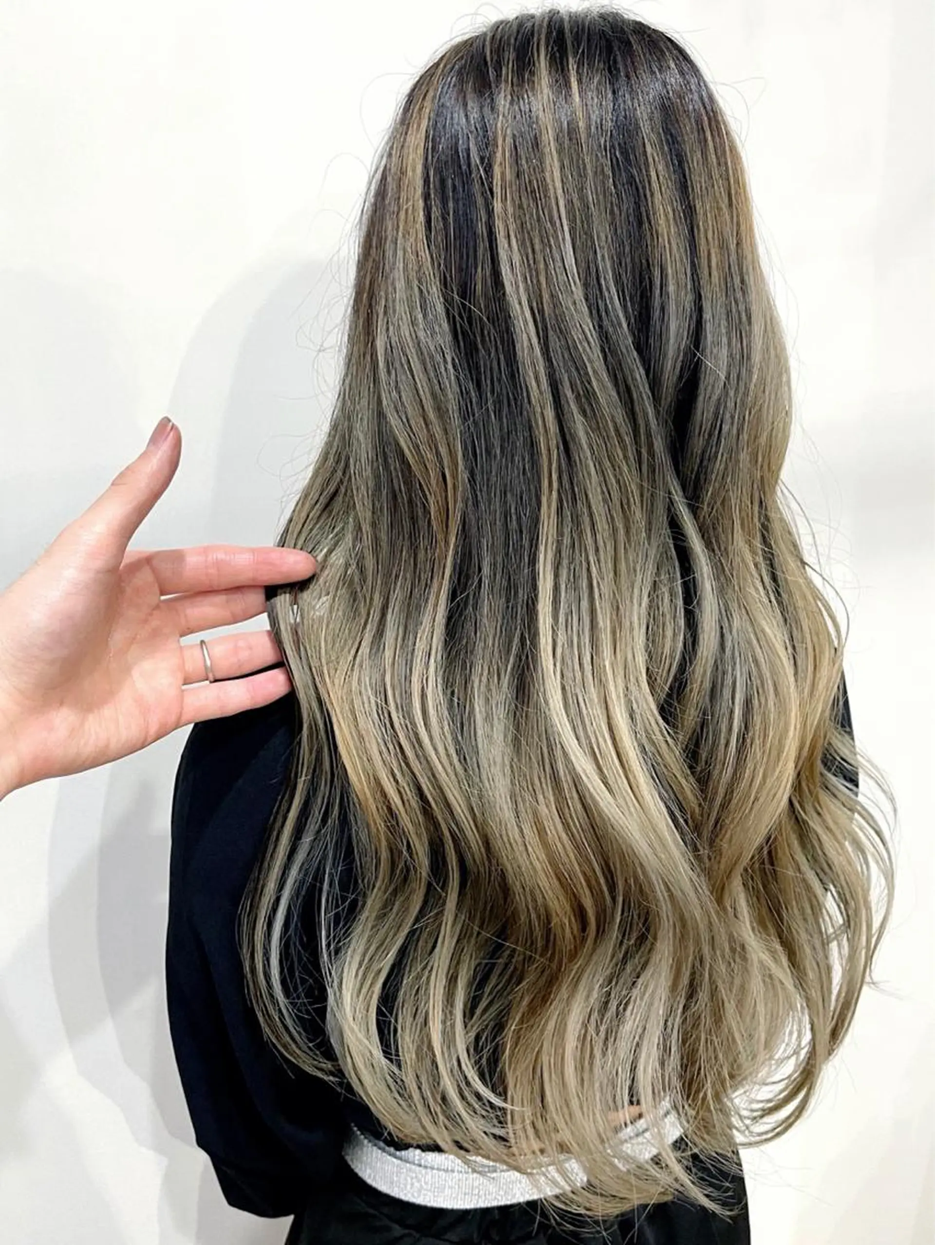 ロング レイヤーカット ヘアカラー トリートメント ハイトーンカラー RYUのヘアスタイル