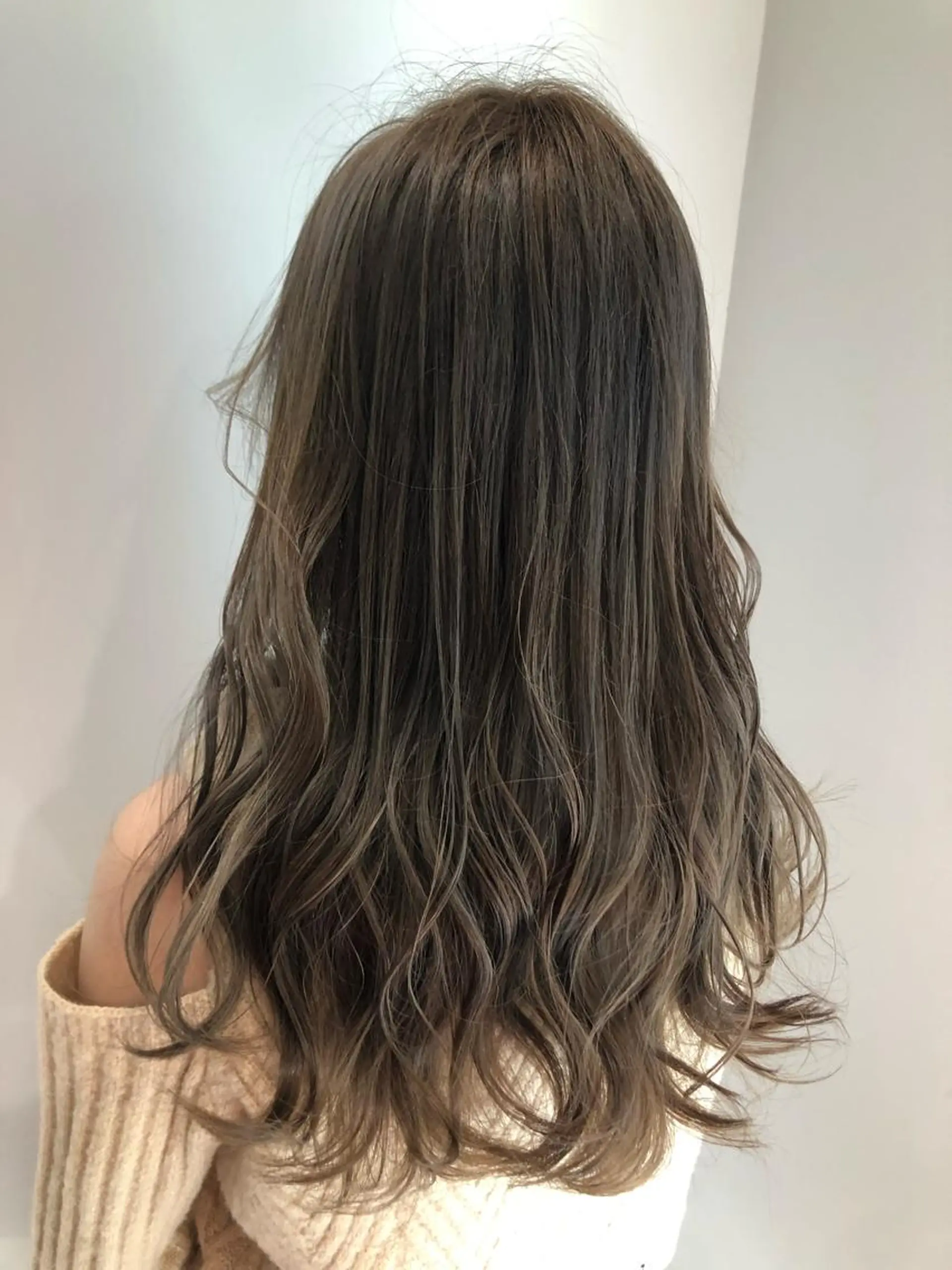 ロング カラー ベージュカラー ミルクティーベージュ カット ヘアカラー トリートメント scene.池袋所属・scene. haraのヘアスタイル