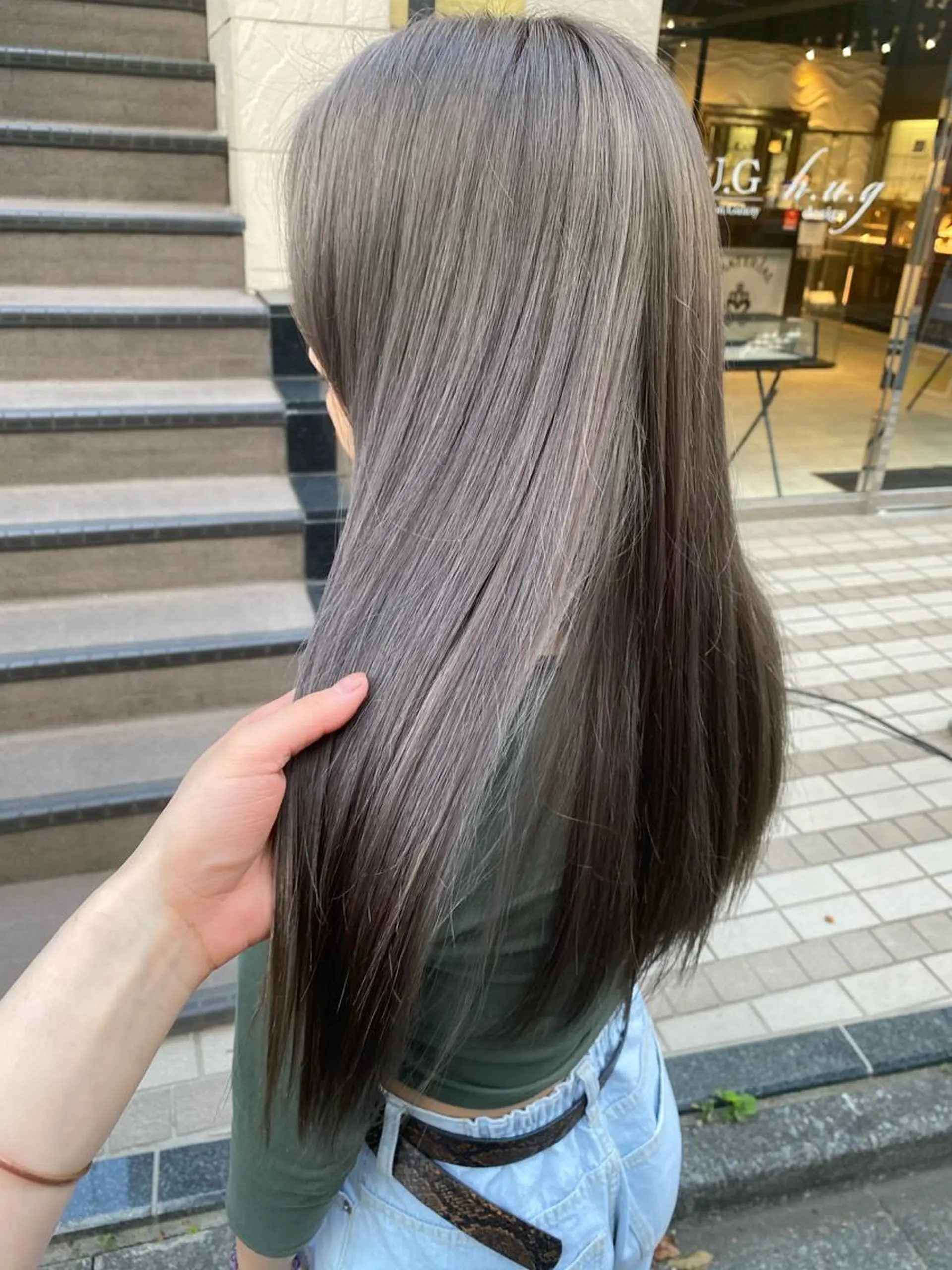 ロング カラー ブリーチ グレージュ ヘアカラー トリートメント 髙橋 玲渚のヘアスタイル