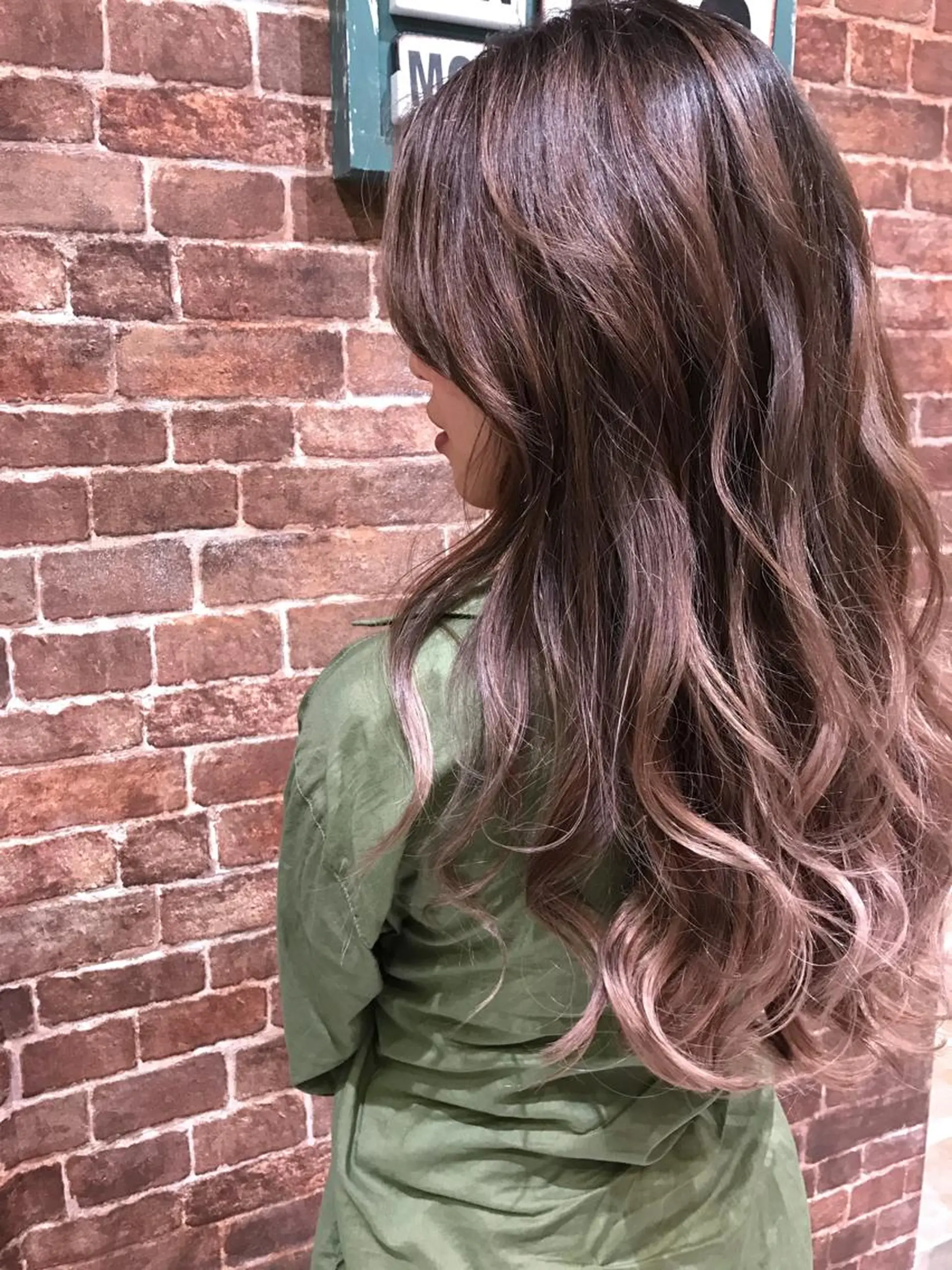 ロング カラー グラデーションカラー ピンクカラー バイオレットカラー 松本 明日可のヘアスタイル