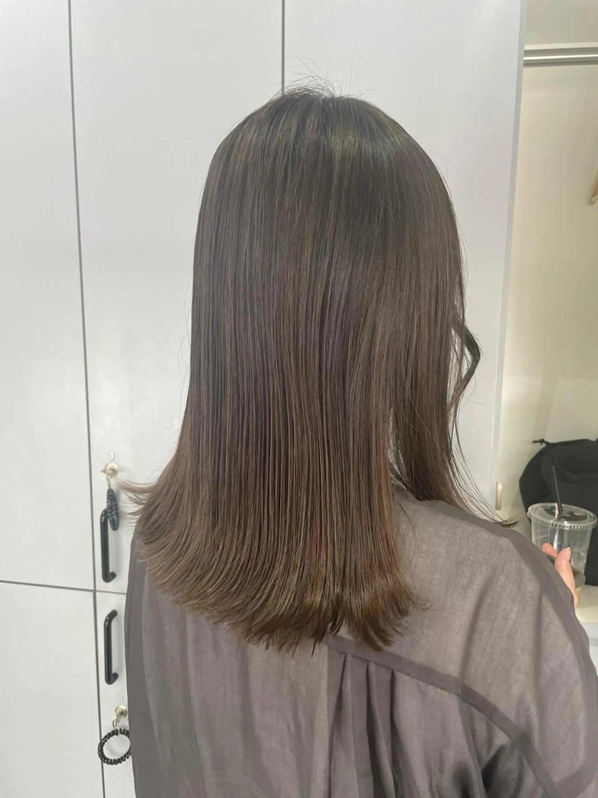 セミロング ハイライト カット ヘアカラー 佐々木 芽衣のヘアスタイル