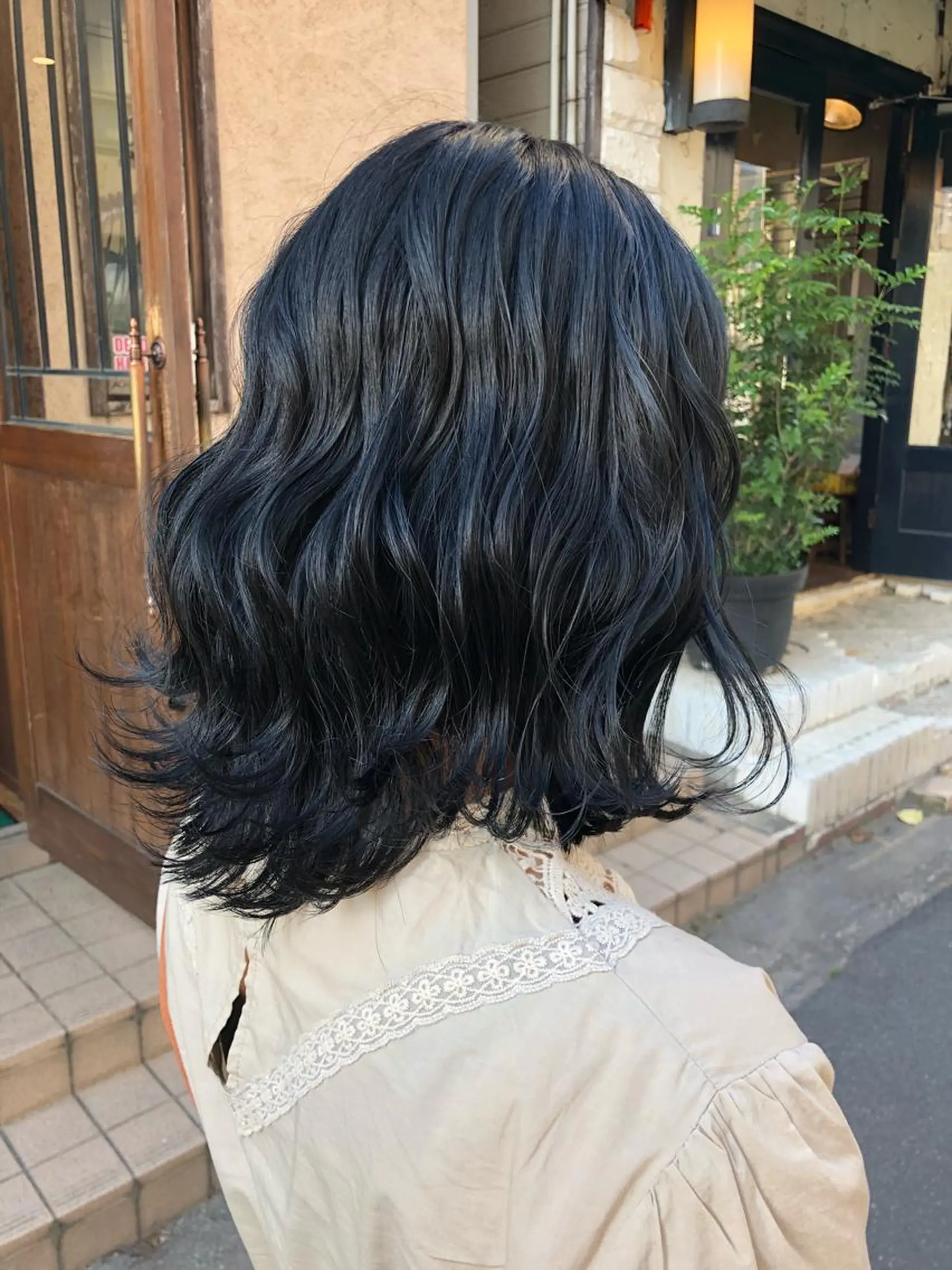 ミディアム カラー 黒髪 ブルーカラー ブルーブラック 國次 夕貴のヘアスタイル