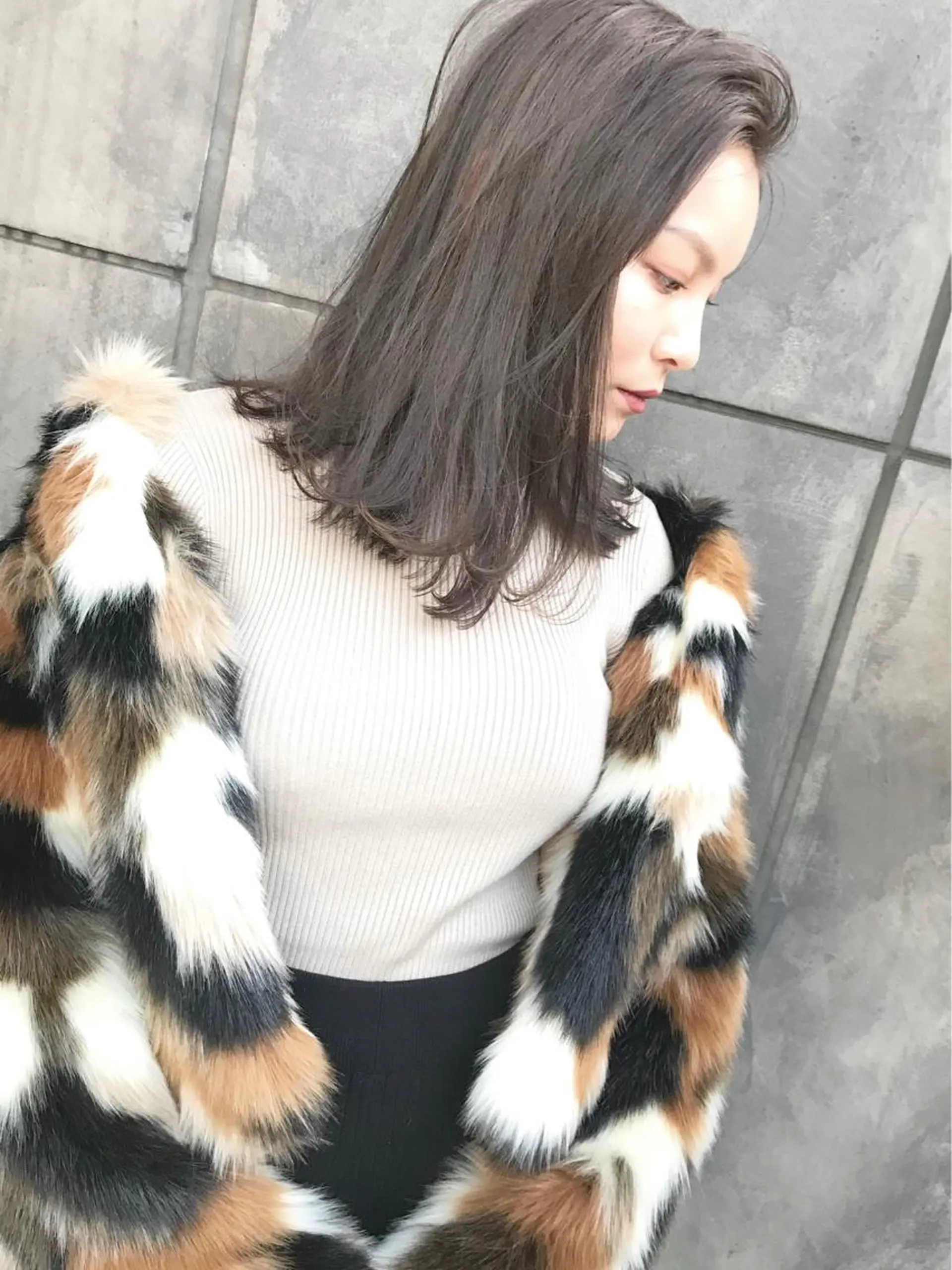 ミディアム カラー グレージュ TOMOYAレイヤー ブリーチ縮毛矯正のヘアスタイル