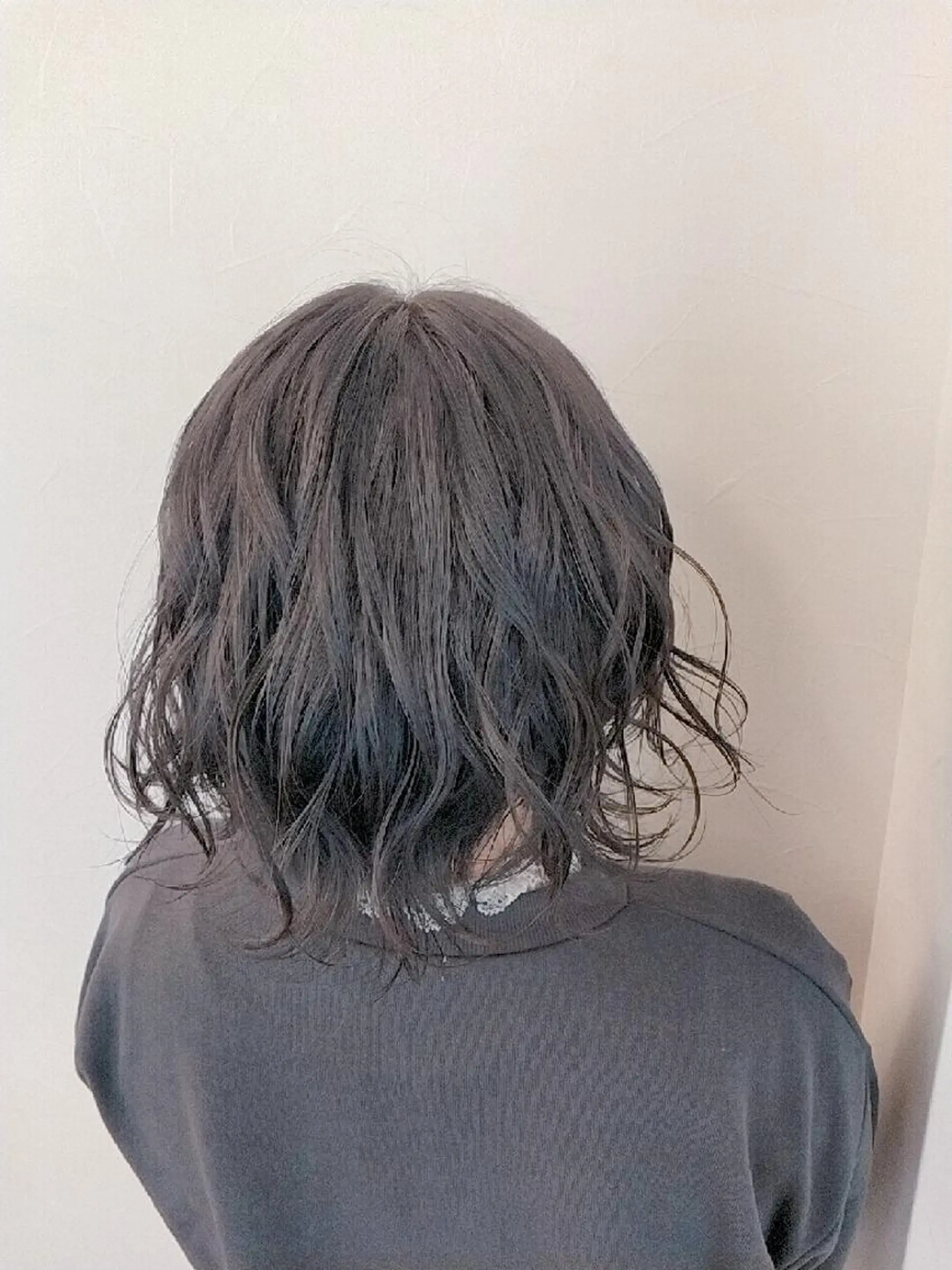 ミディアム カラー ブリーチ ダークグレー 卒業式のヘアスタイル デザインカラー髪質 改善Lilithのその他イメージ