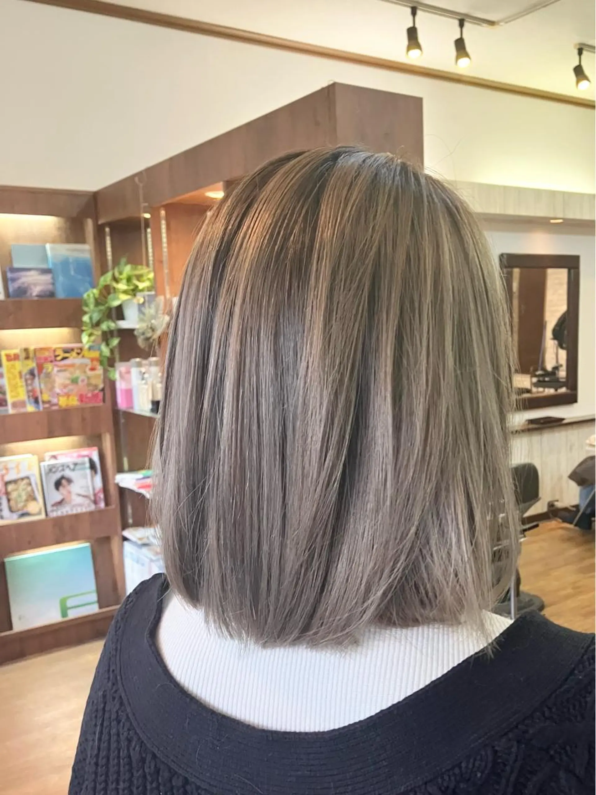 ミディアム カラー ベージュカラー ホワイトベージュ ヘアークルーズ ピースのヘアスタイル