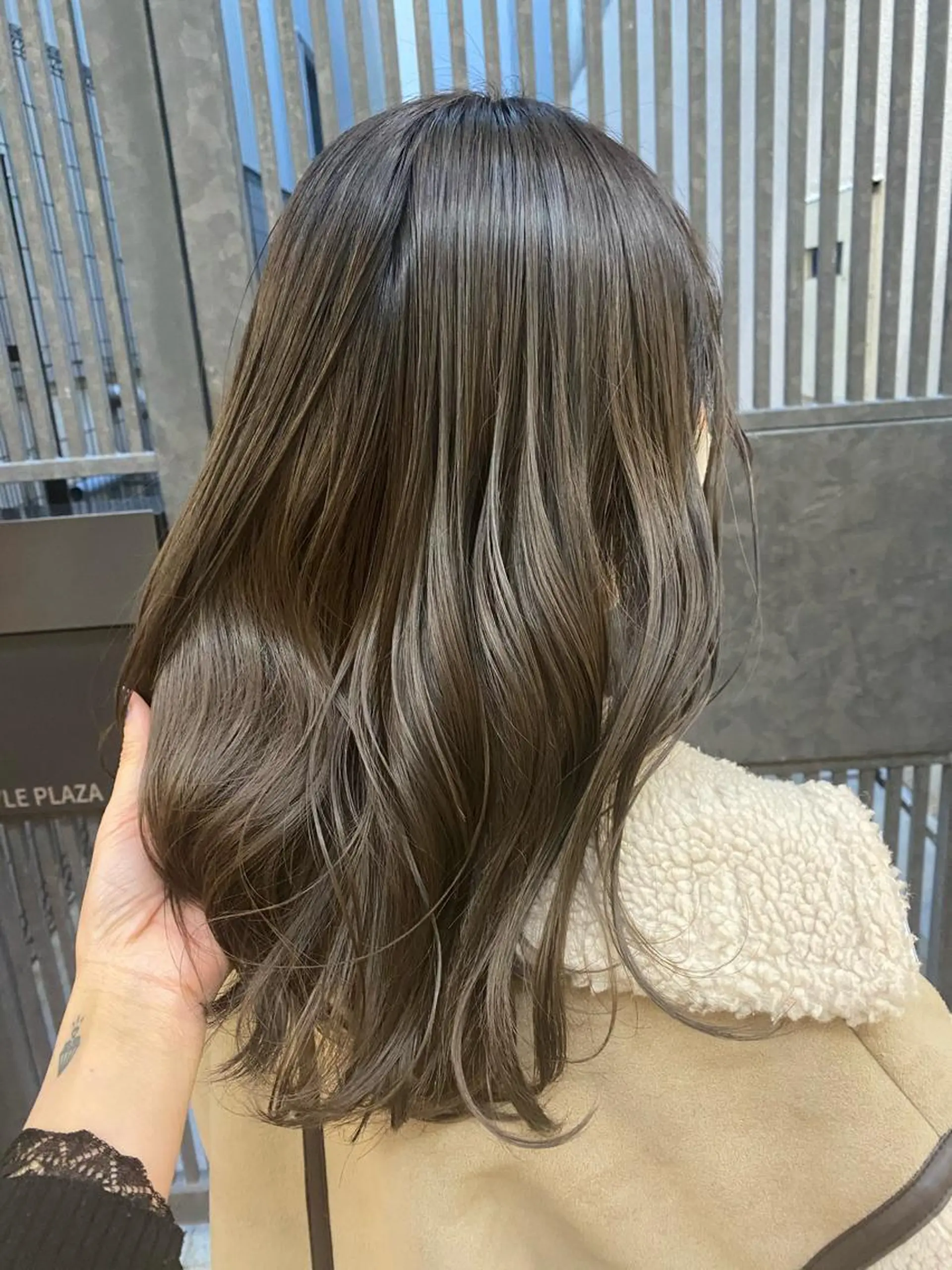 セミロング カラー グレージュ オリーブグレージュ オリーブグレー ウルフカット／吉村 桃子のヘアスタイル