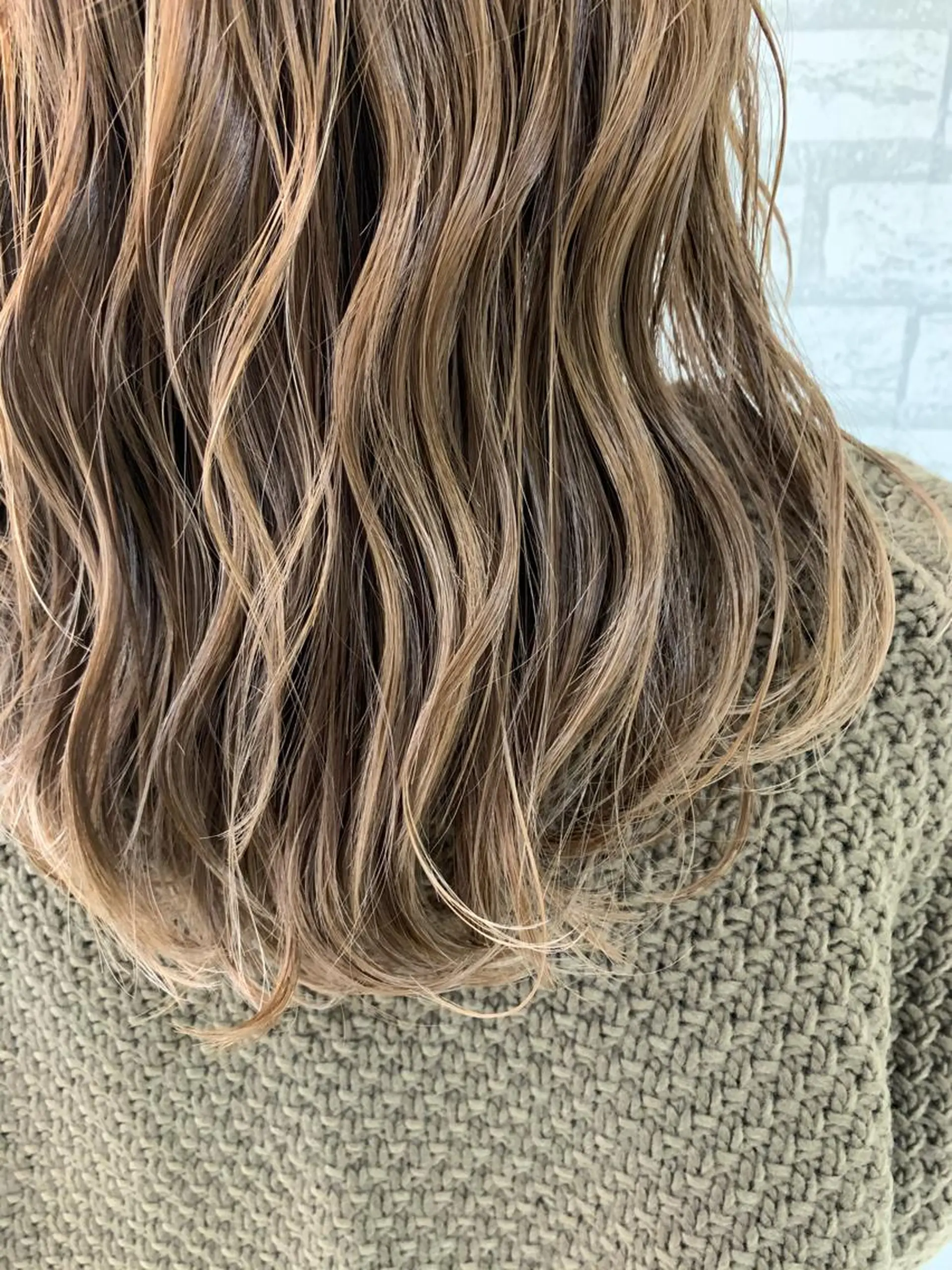 ミディアム カラー カット ヘアカラー デザインカラー、艶髪 大塚 耕平のヘアスタイル