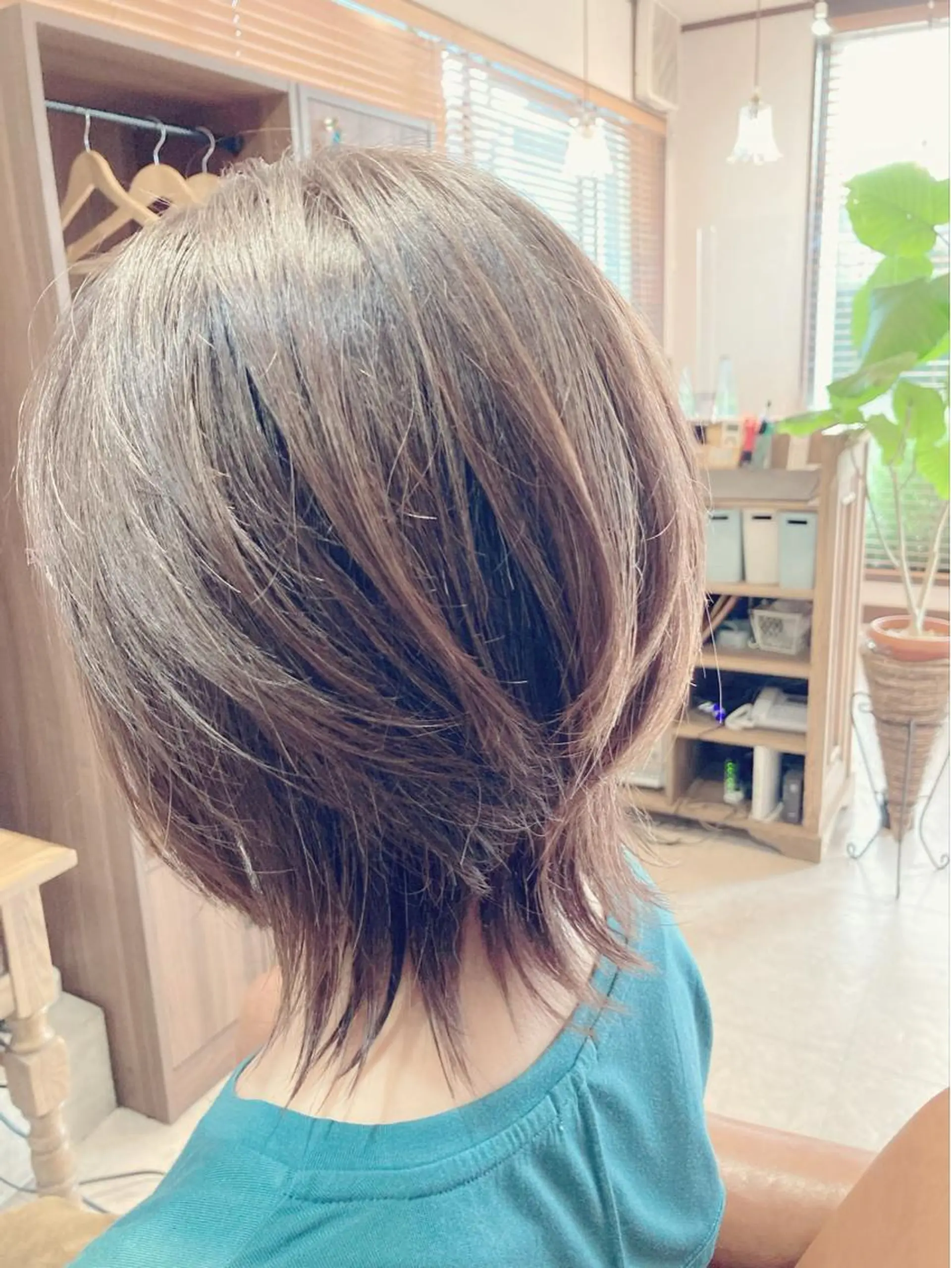 ミディアム レイヤーカット 外ハネヘア カット ヘアカラー トリートメント fossette hair&eyeのマツエク・マツパデザイン