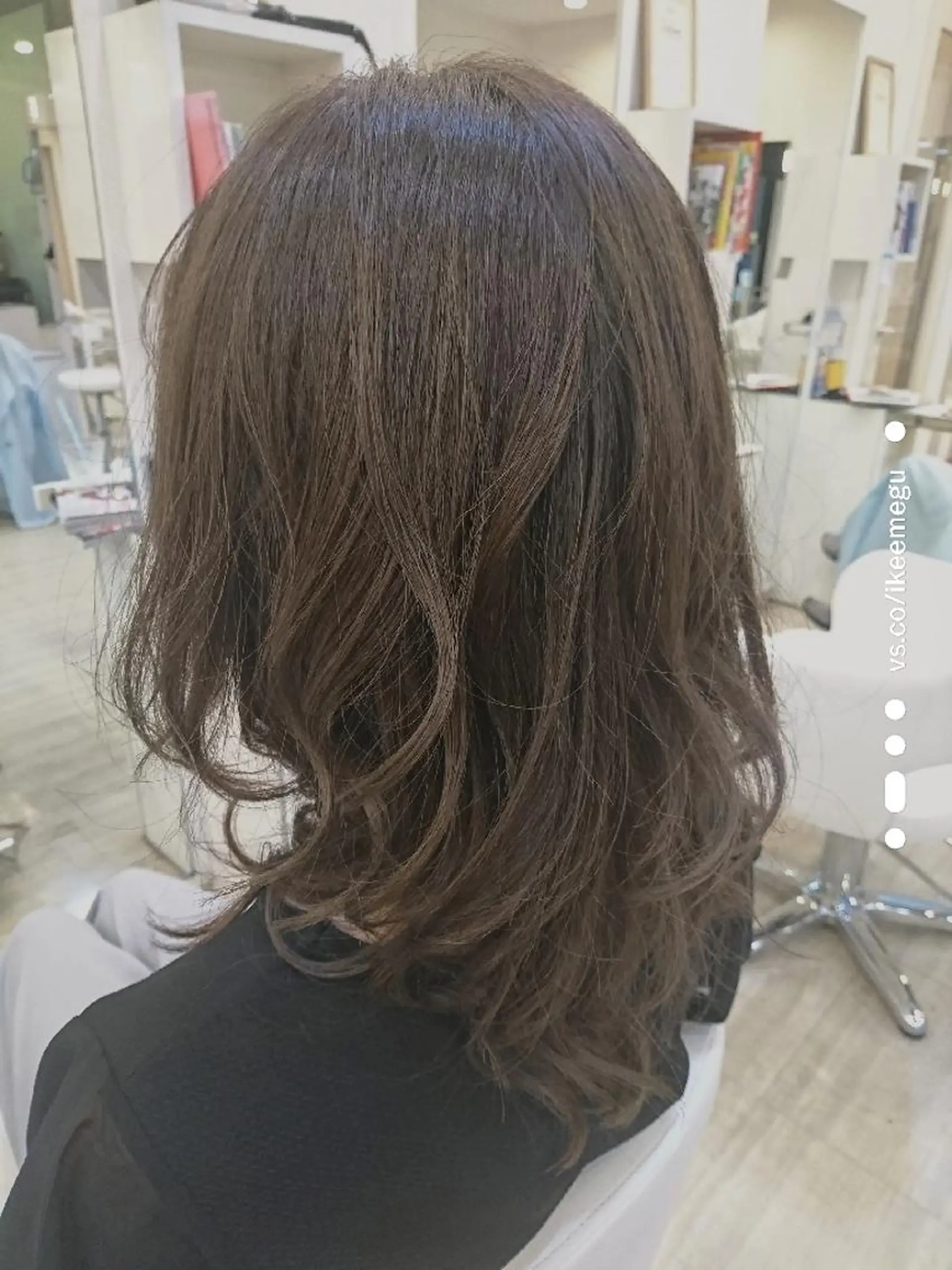 セミロング カラー アッシュ ベージュカラー ブリーチ ブリーチなしカラー 池田 恵久美のヘアスタイル