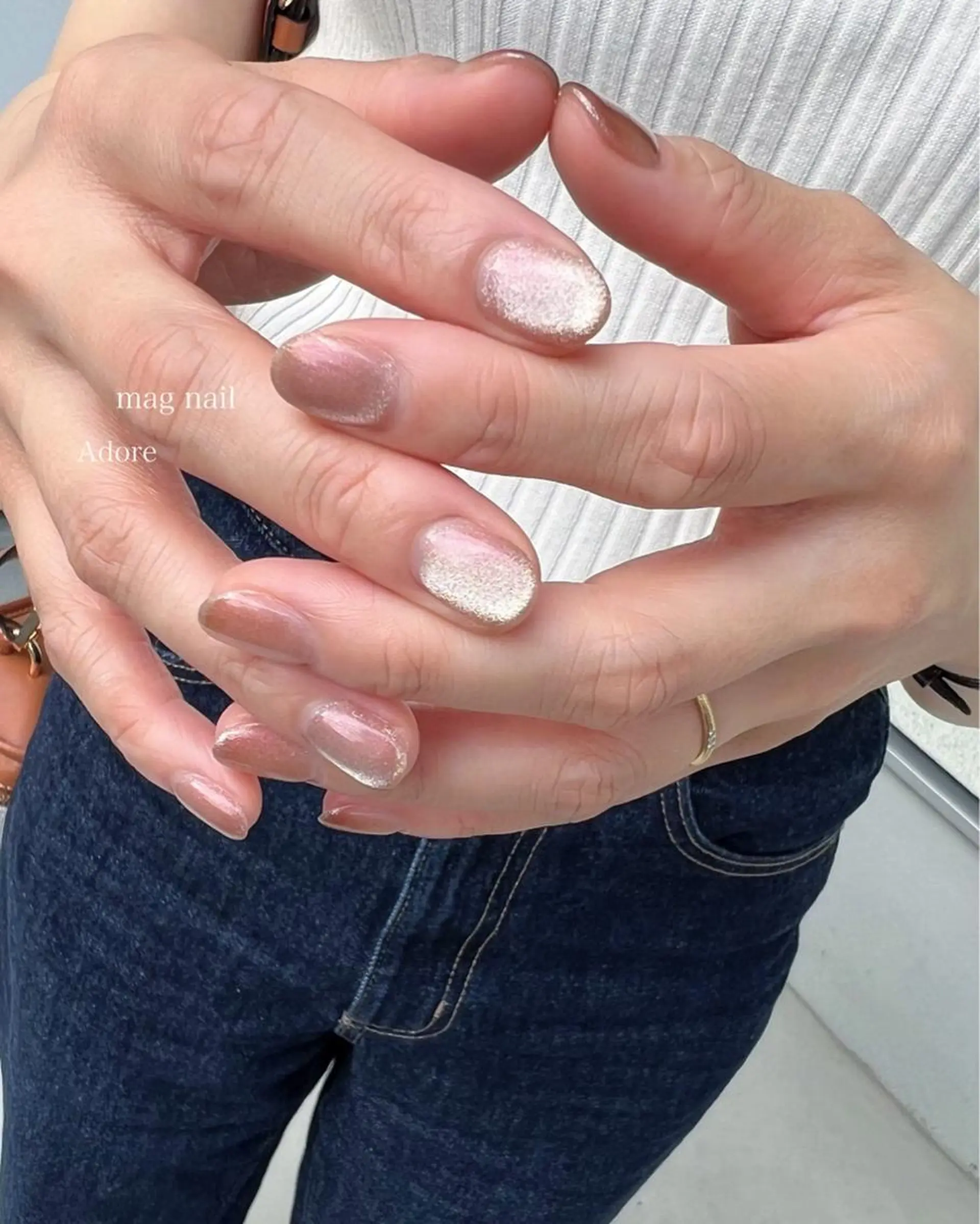 ネイル ブラウン マグネットネイル ニュアンスネイル オフィスネイル シンプルネイル ハンドネイル Nail Adore.のネイルデザイン