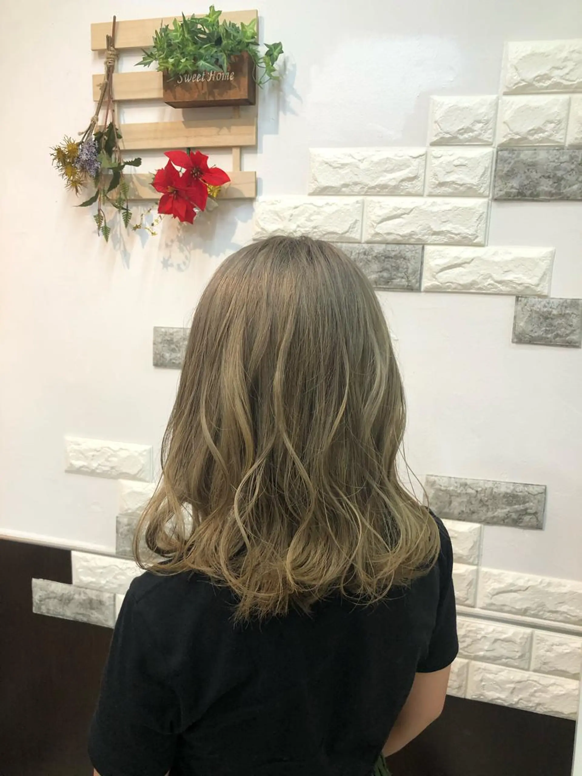 カラー ベージュカラー ブリーチ ミルクティーベージュ ショートボブ✨️ 池田芽生のヘアスタイル