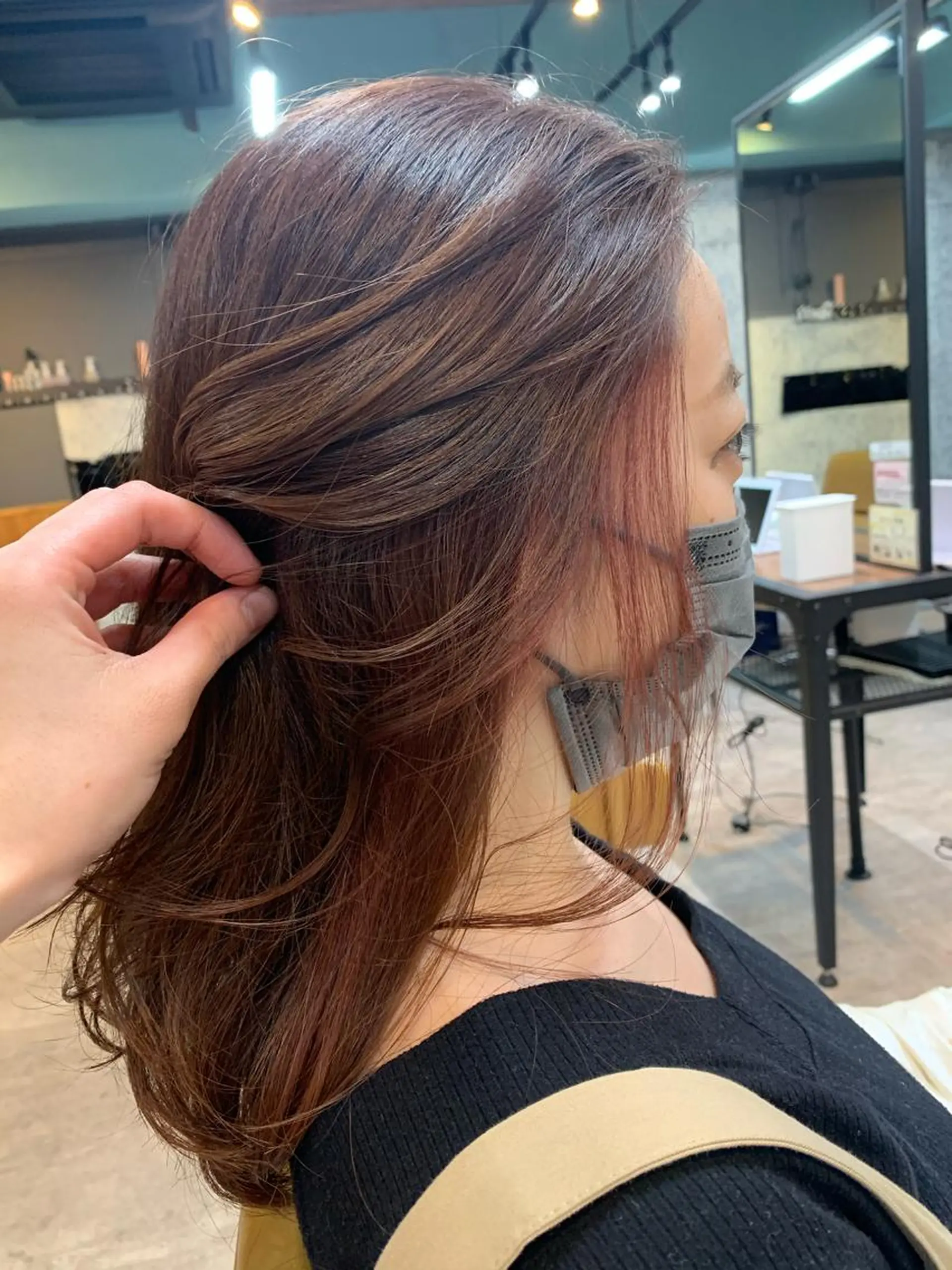 セミロング カラー ブリーチ ハイライトカラー インナーカラー ハイライト eyesburg W/est所属・ショート 村上のヘアスタイル