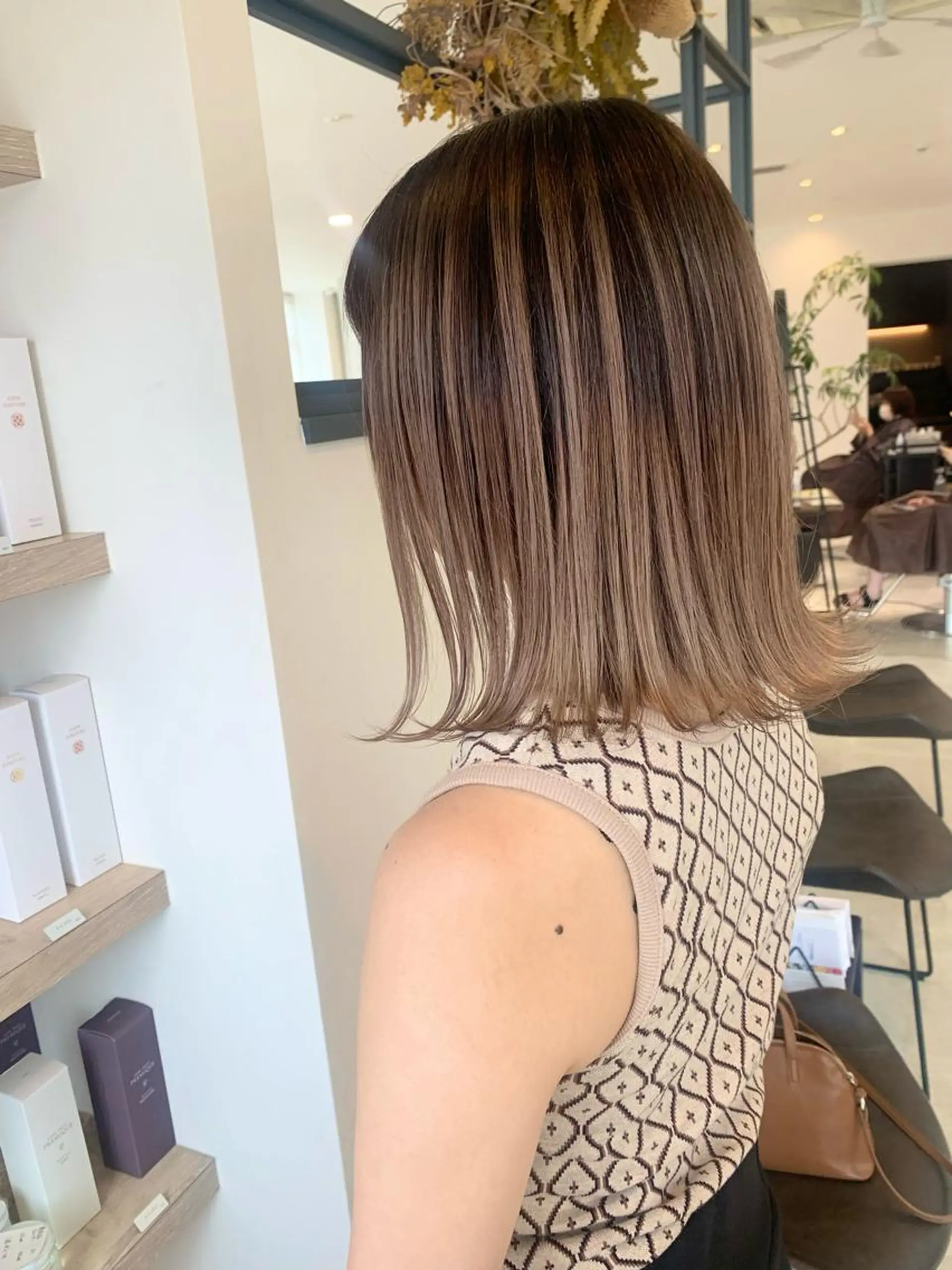 ミディアム カラー バレイヤージュ ベージュカラー ピンクカラー ホワイトベージュ レイヤーカット cher. 新井瑞希のヘアスタイル