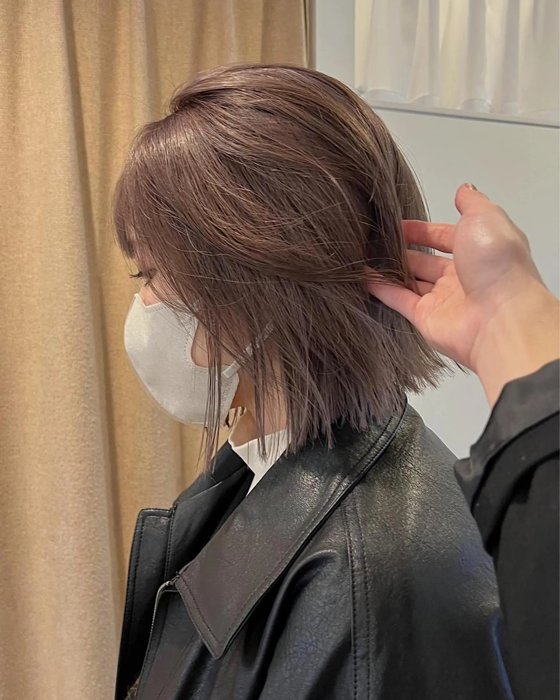 ミディアム カラー 切りっぱなしボブ ベージュカラー ブリーチ ケアブリーチ ダブルカラー レイヤーカット ボブパーマNo.1のヘアスタイル