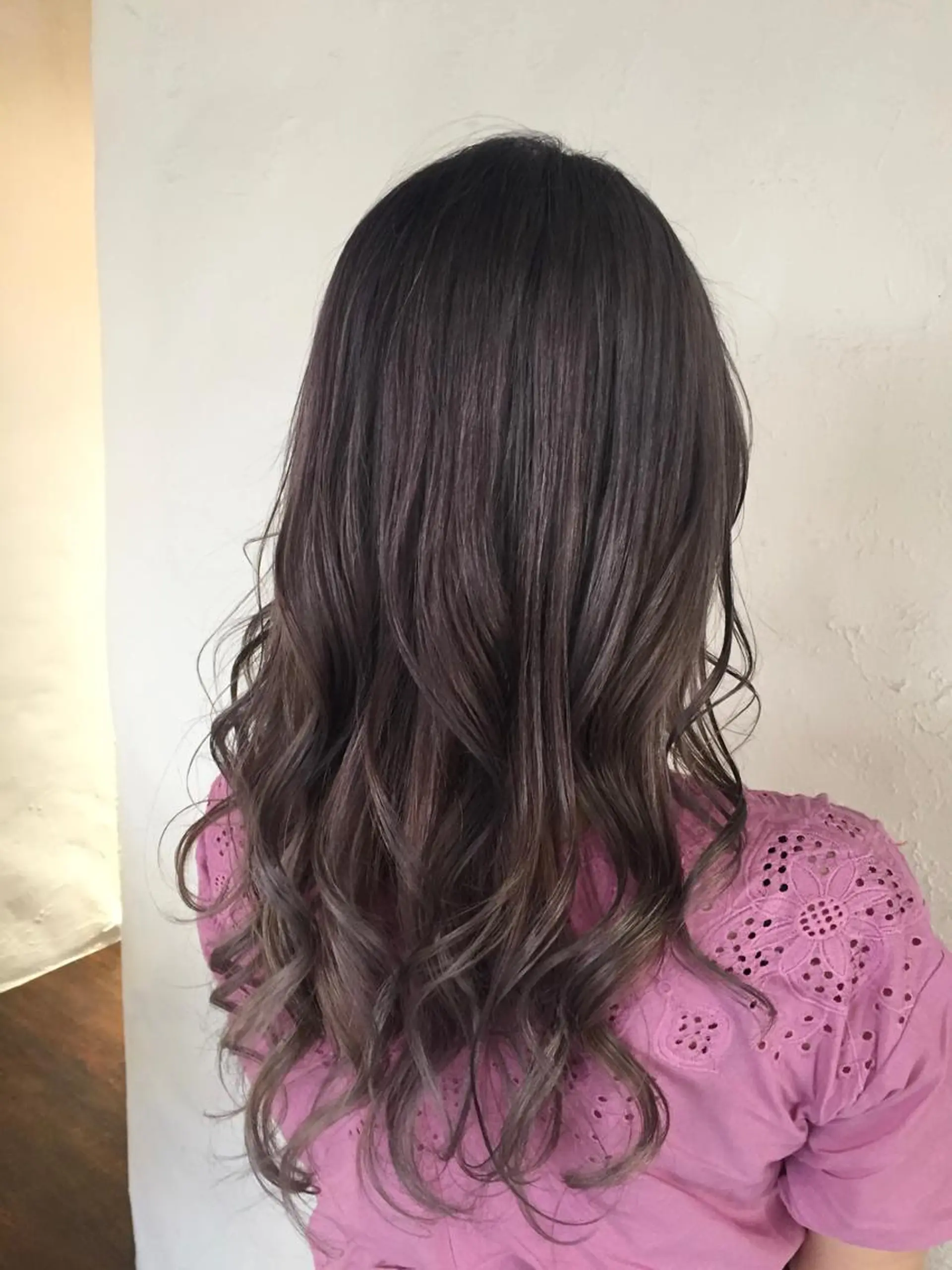 ロング カラー アッシュ ブリーチ ダブルカラー バイオレットカラー バイオレットアッシュ 伊藤 優希のヘアスタイル